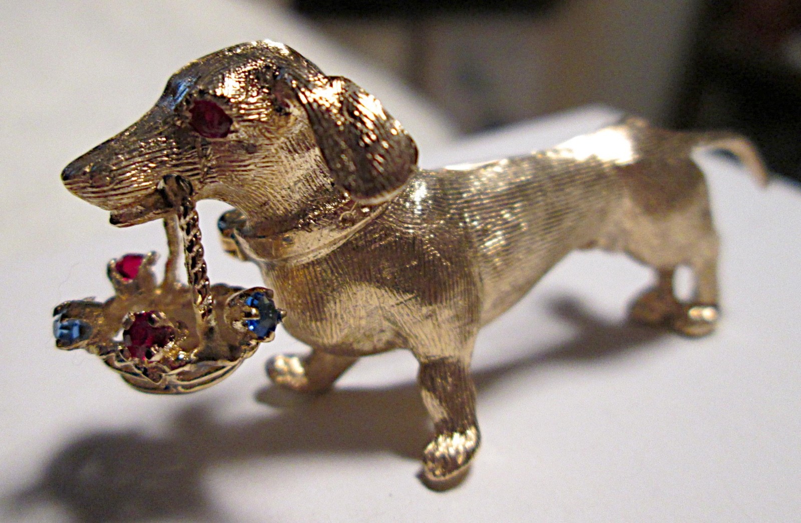 VINTAGE 13-14K GOLD DACHSHUND BROOCH PIN WITH BASKET 6.4 GRAMS FREE STANDING