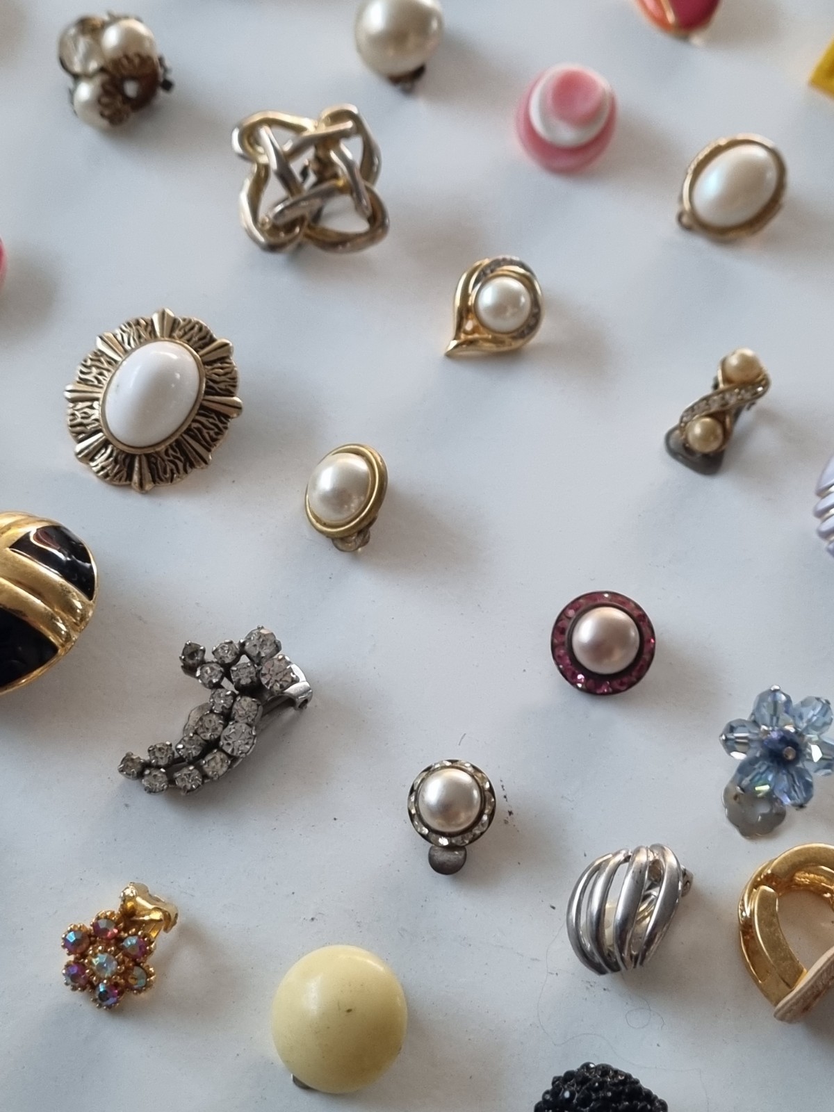 BULK LOT SINGLE GENUINE VINTAGE Some Signed & ENAMEL RETRO ODD EARRINGS #77