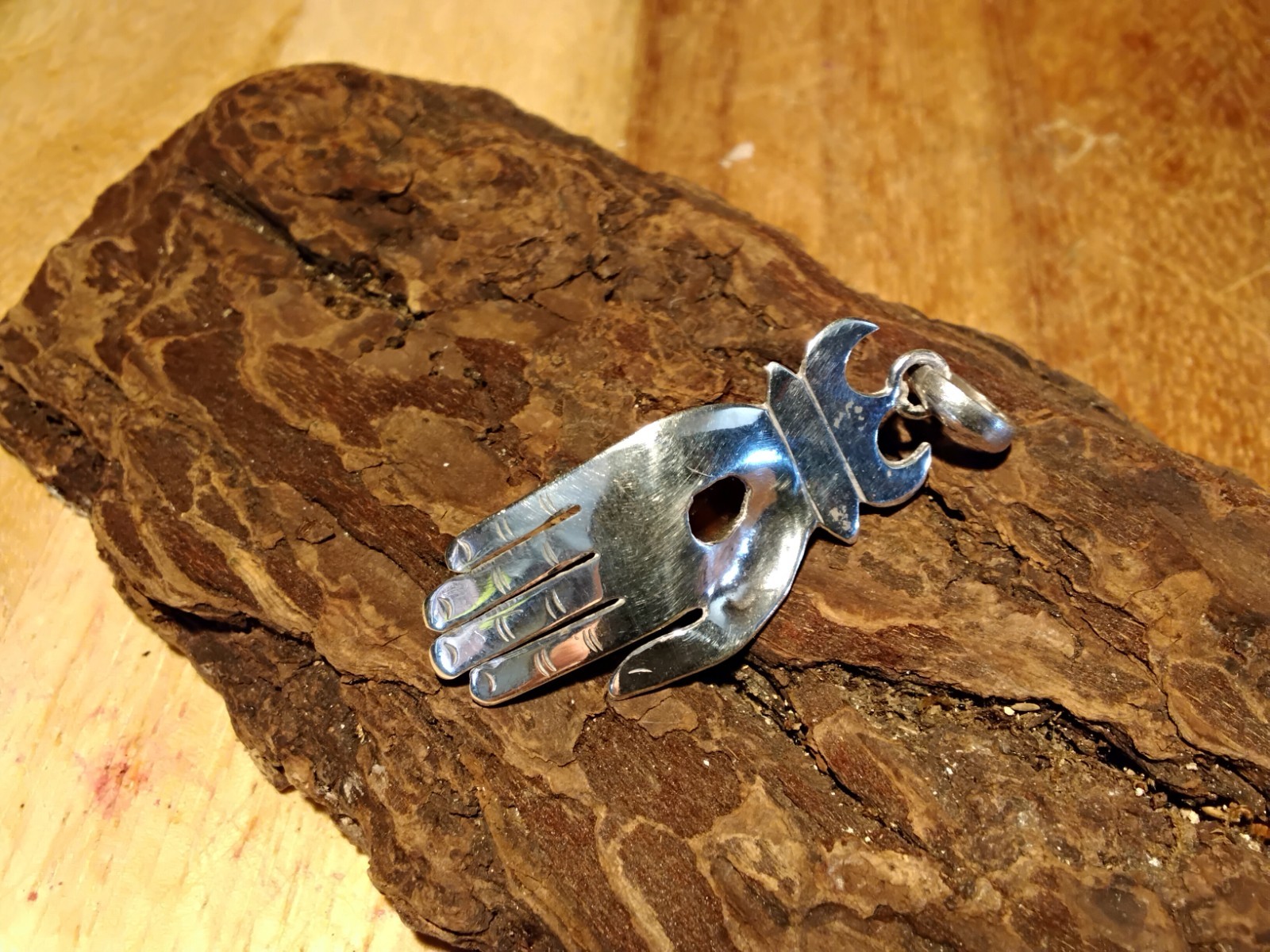 Beautiful Vintage Sterling Silver Amber Hamsa Hand Pendant