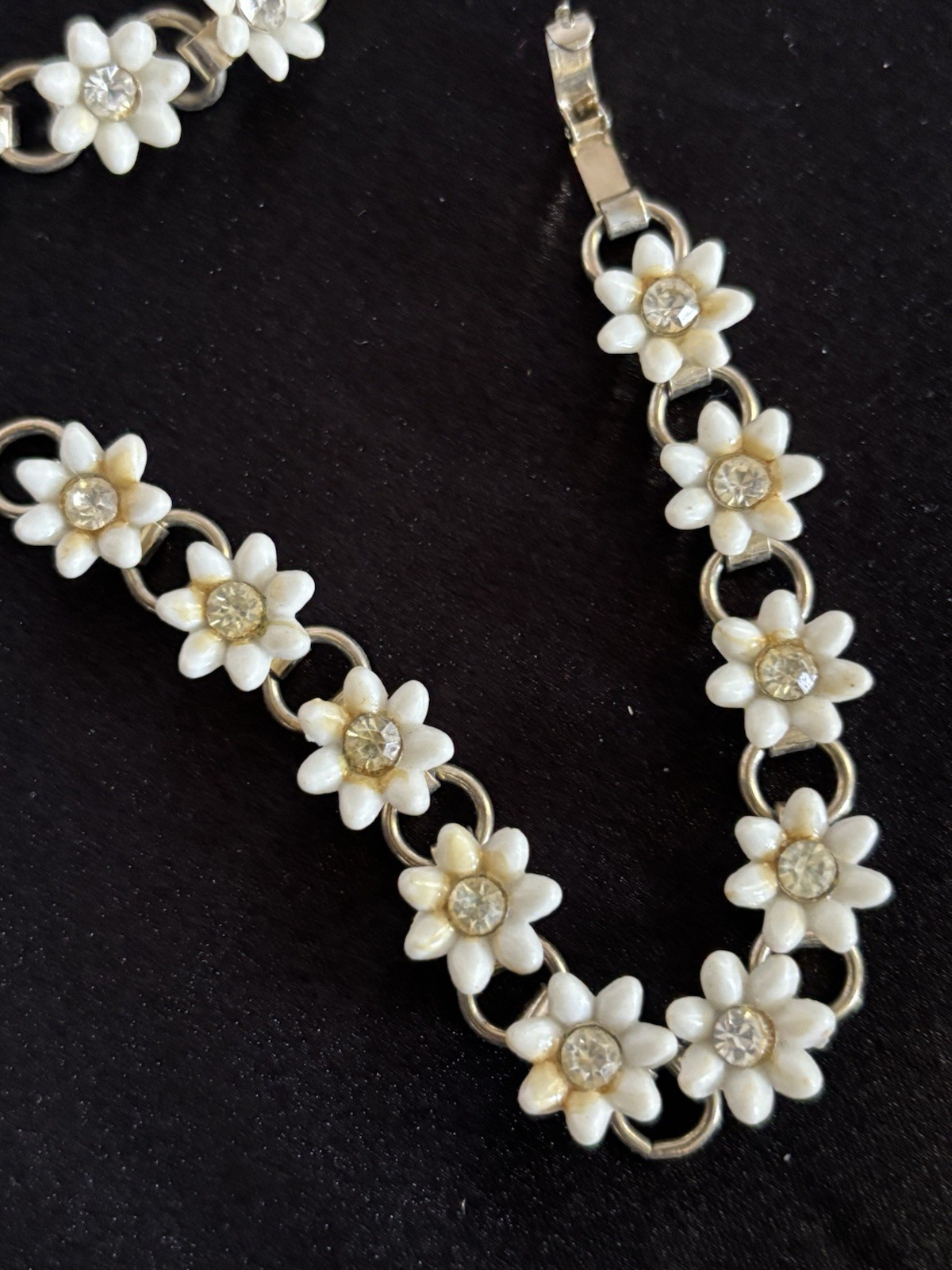 Vtg White Daisy Necklace Bracelet Brooch Earrings Parure Set Gold Toned Gift Box