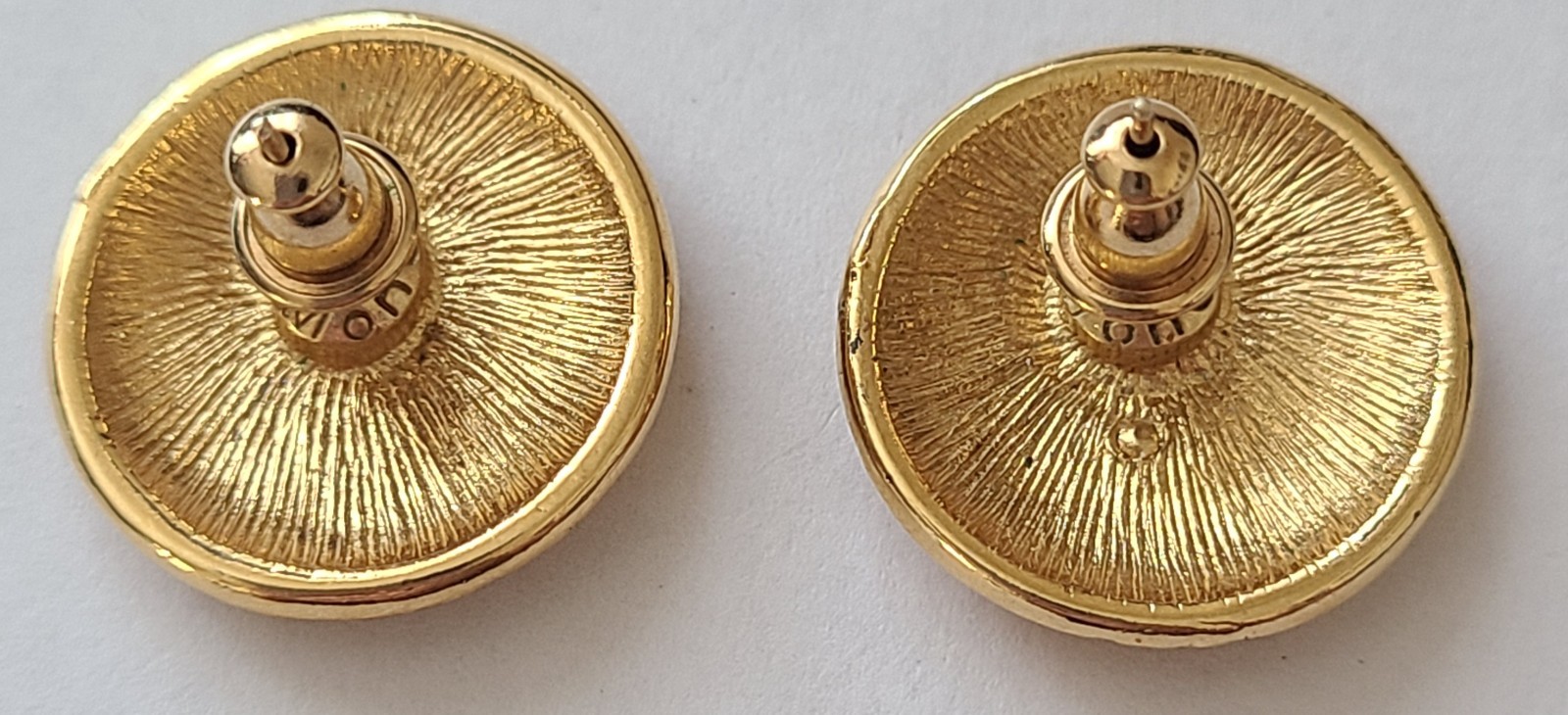 VINTAGE STUNNING BUTTON SIGNED MONET PIERCED EARRINGS