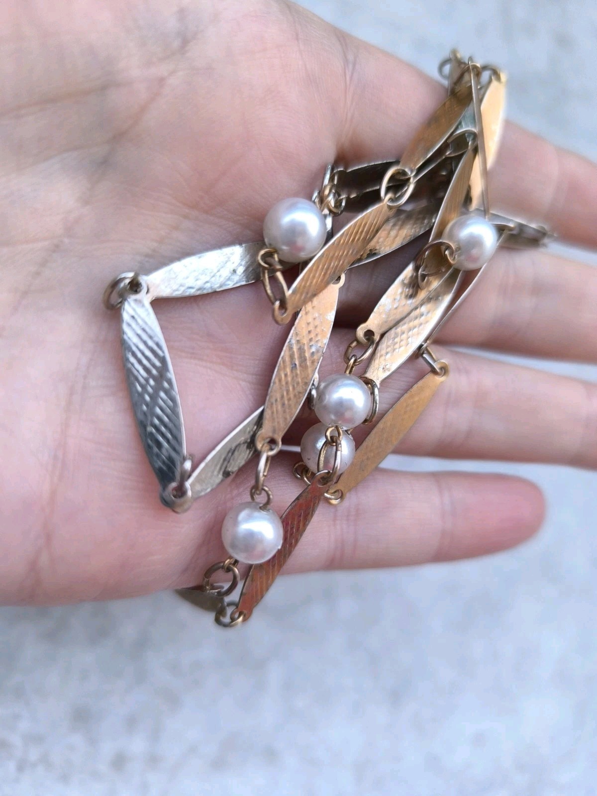 Lovely vintage metal necklace with glass pearls