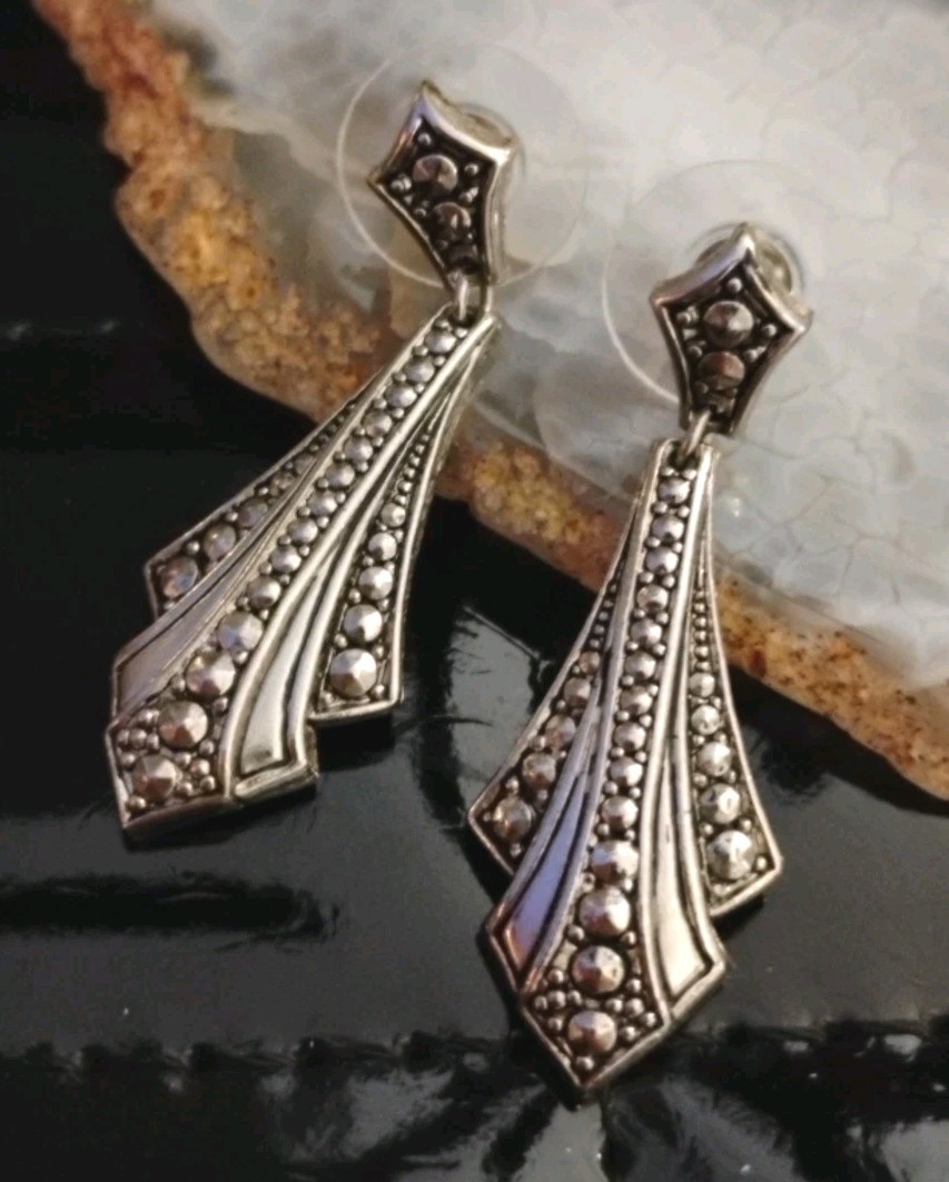 Vtg AVON 1987 “Victorian Elegance” Silvery Art Deco Style 1 3/8″ Drop Earrings!