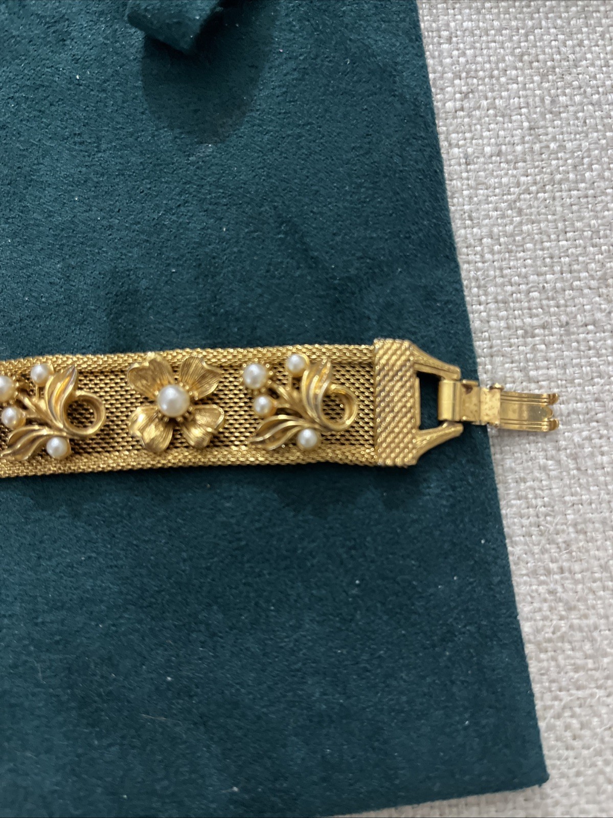 Rare Vintage Gold-Wash Mesh Floral Bracelet w/Cameo & Pearl Detailed Excellent