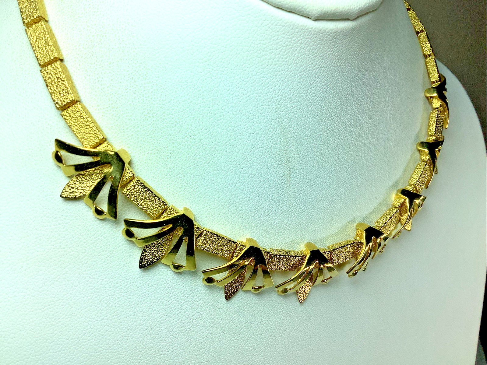 1960 Necklace Choker Collar Textured Gold Tone Leaf Thistle NN32