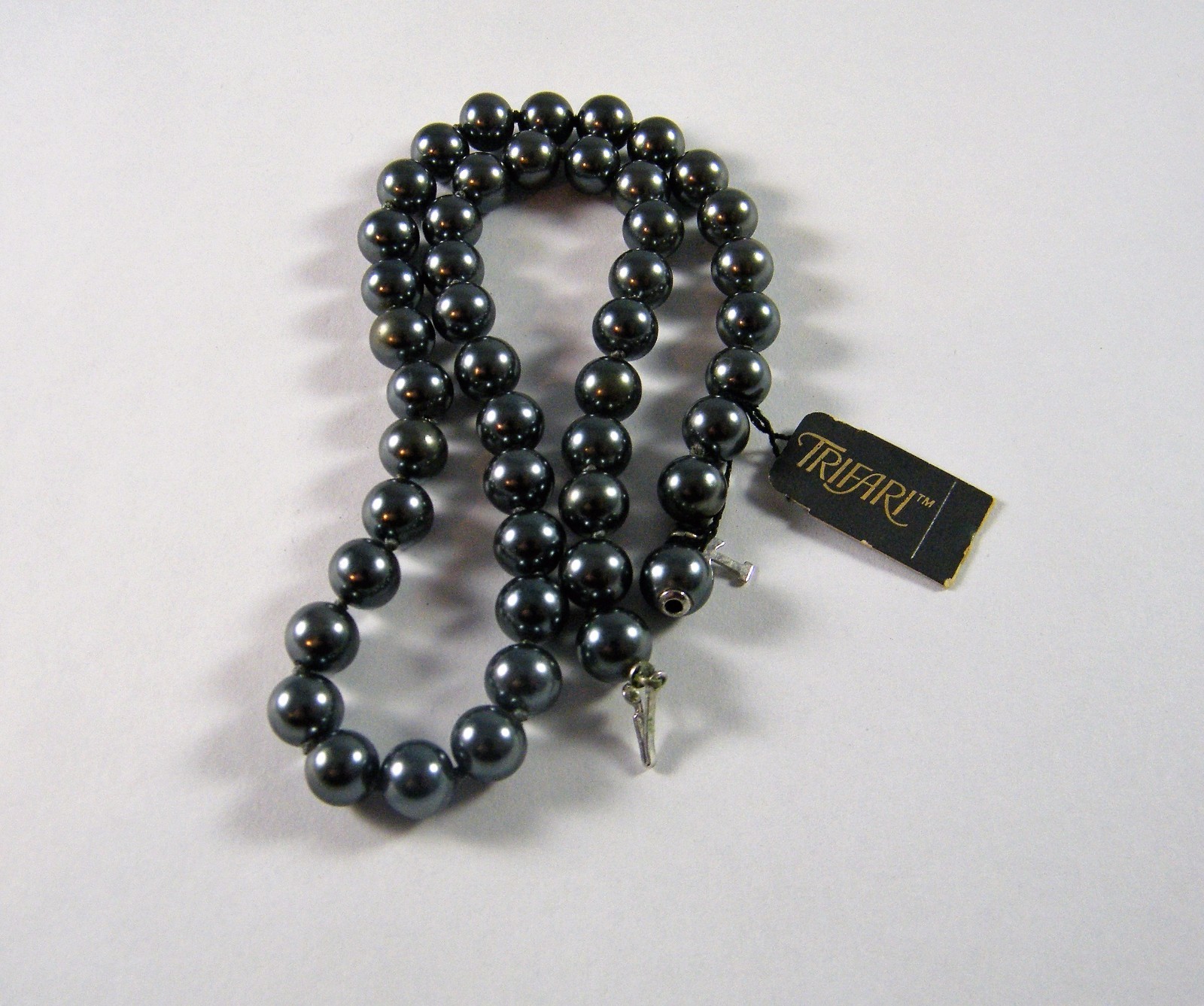 NEW VINTAGE TRIFARI ~ DARK GREY / FAUX PEARL / 18″ NECKLACE / 8mm PEARLS
