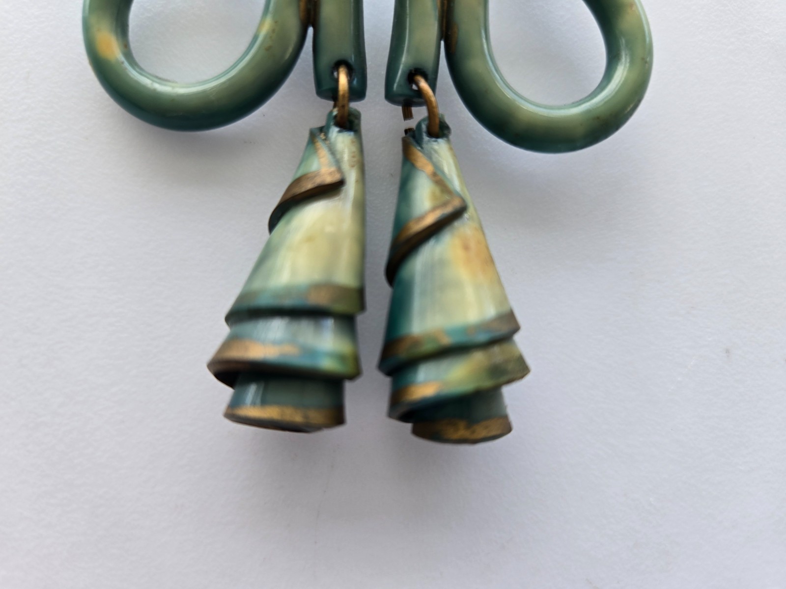 vintage,ART DECO,CELLULOID DANGLING BROOCH,SO DIFFERENT,UNKNOWN DESIGNER,AMAZING