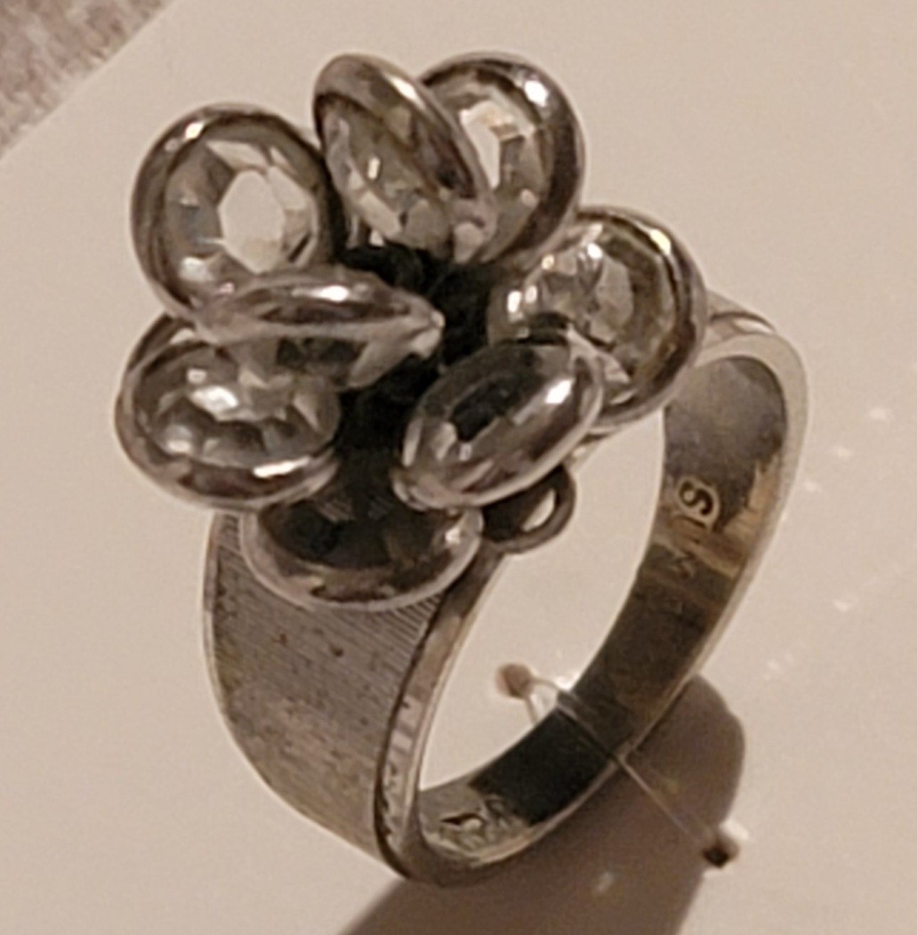 Beautiful Vintage MCM Cocktail Ring 18 k HGE Cut Crystal