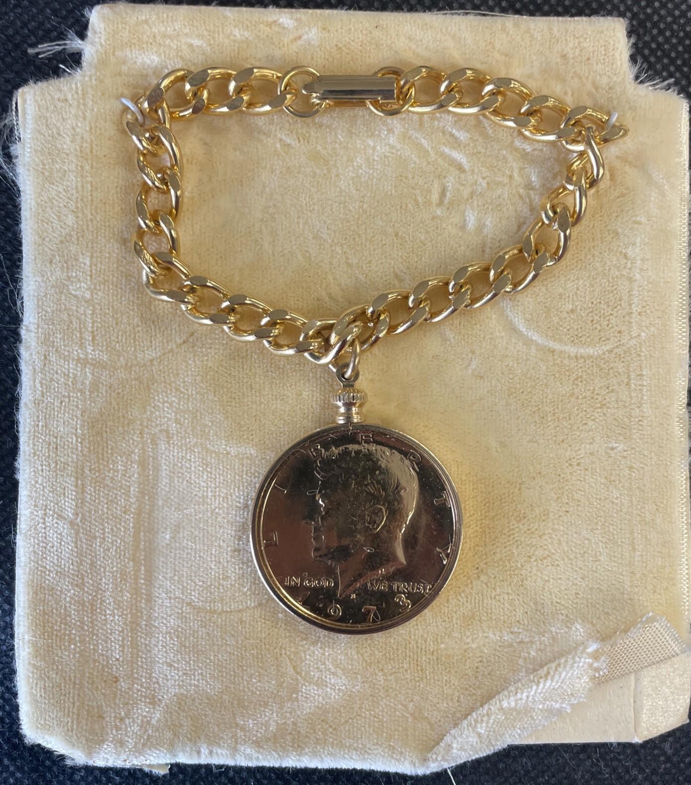 1973 Kennedy JFK Coin Bracelet Pendant Half Dollar Gold Plated VTG(SC1025-156)