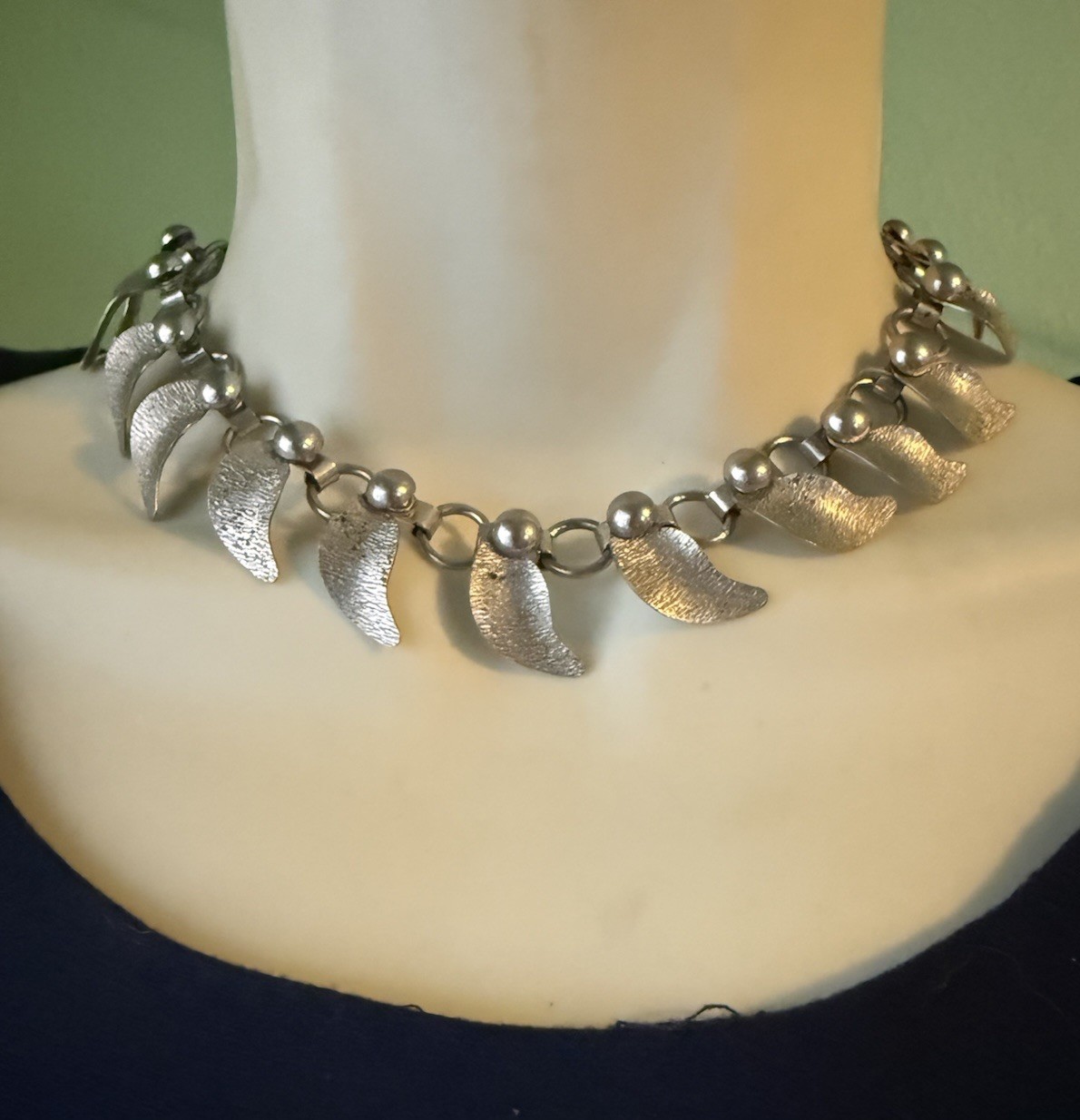 Vintage Mid Century Artistic Silver Tone Leaf Circle Chain Choker Necklace MCM