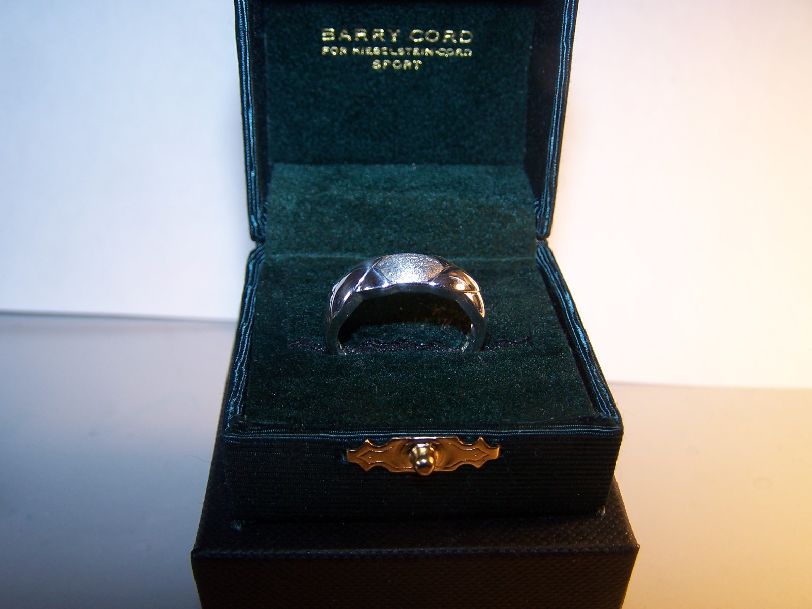 VINTAGE NEW UNISEX HUGS&KISSES STERLING SILVER BAND/RING SIZE 9 3/4 SIGNED