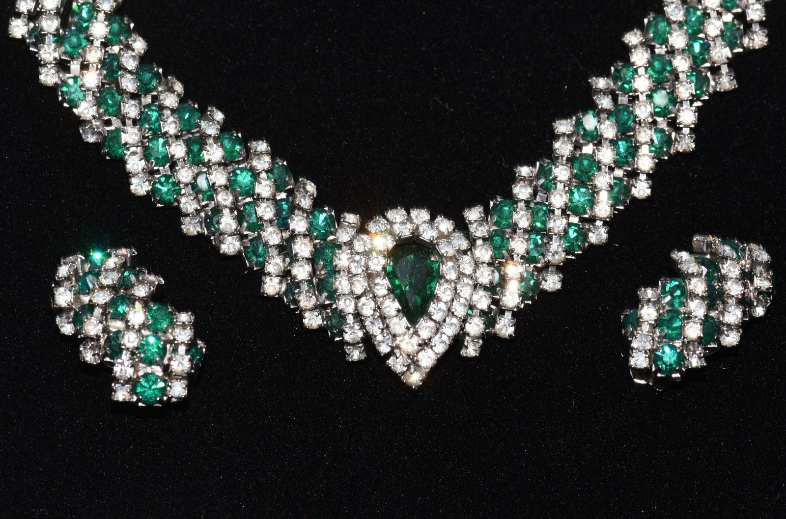 Wonderful KRAMER Emerald GREEN and Shimmering CLEAR RHINESTONE NECKLACE & ER SET