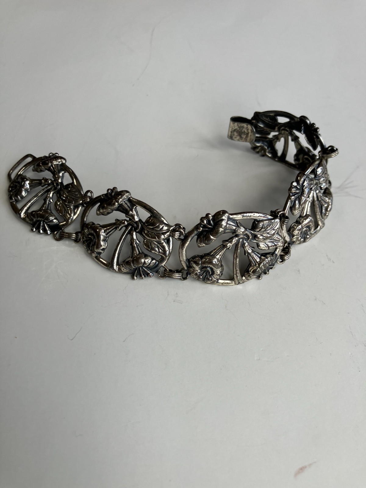 Vintage DANECRAFT Sterling Silver FLOWER Repousse Oval Panel Bracelet 26 Grams !