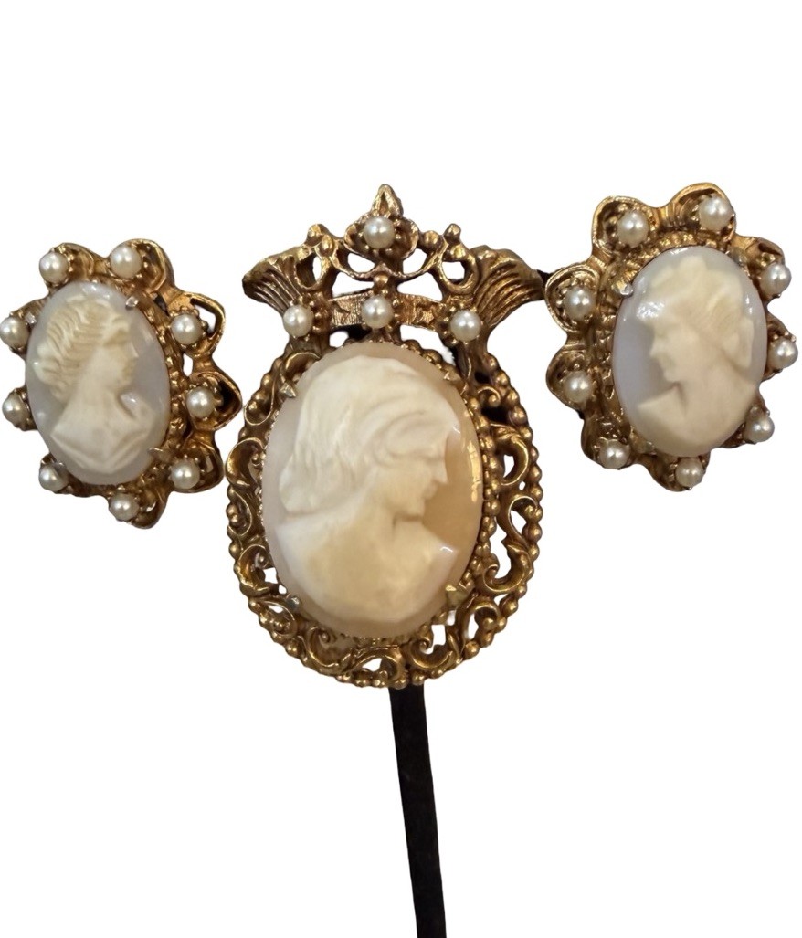 VTG goldtone faux cameo brooch and earrings set PIN FLORENZA