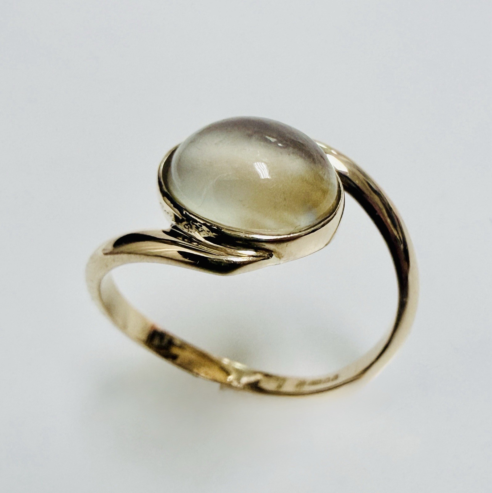 Vintage European 9K Gold Oval Cboachon Moonstone Cat’s Eye Woman’s Ring Size 7.5