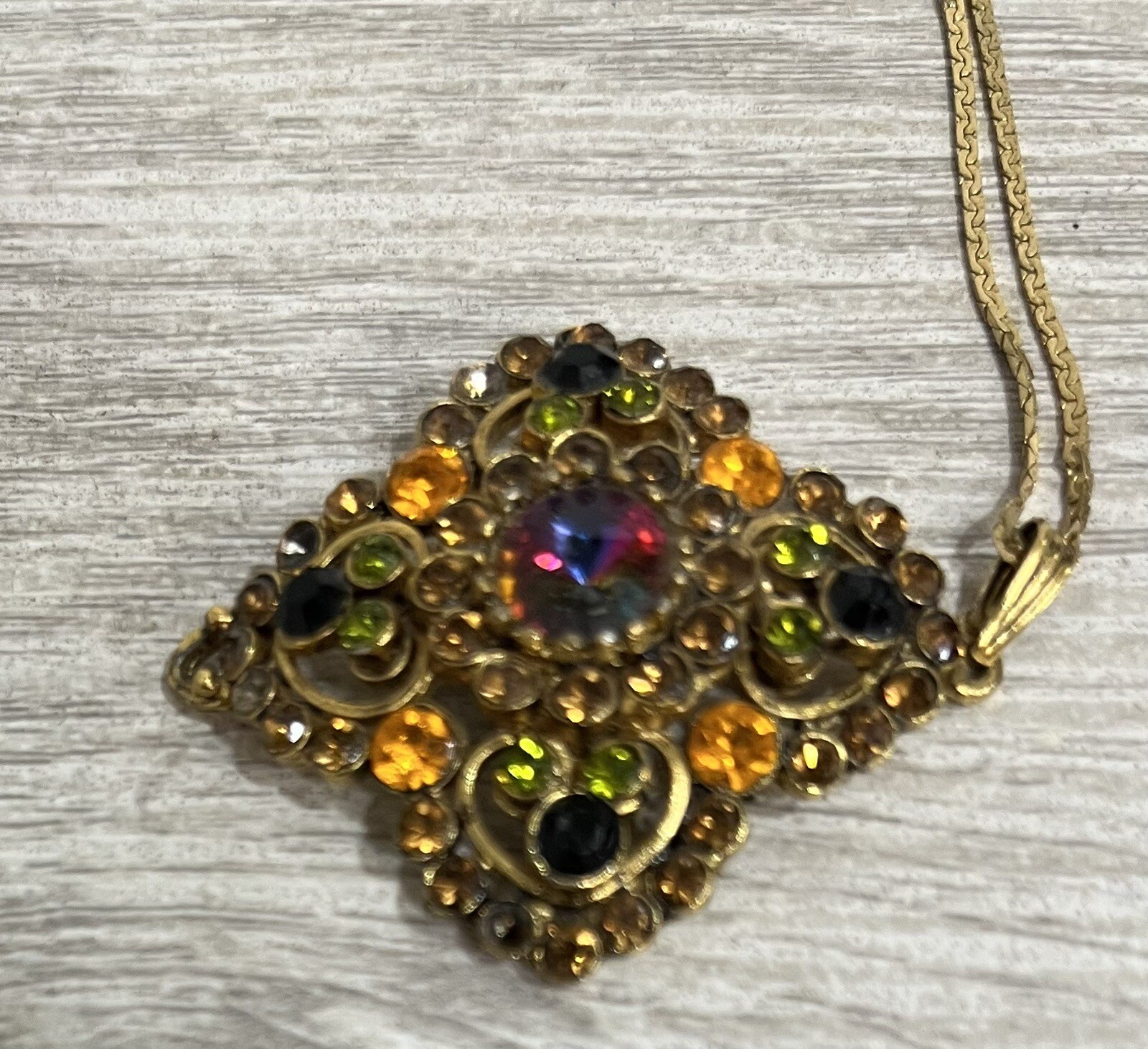 Beautiful Vintage Edlee Pendant w/ 17” Gold Necklace Chain 4A