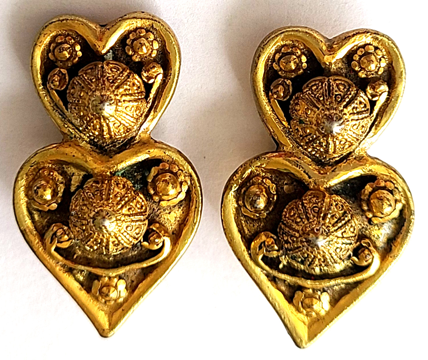 VINTAGE STUNNING GOLD TONE HEARTS BAROQUE STYLE CLIP ON EARRINGS