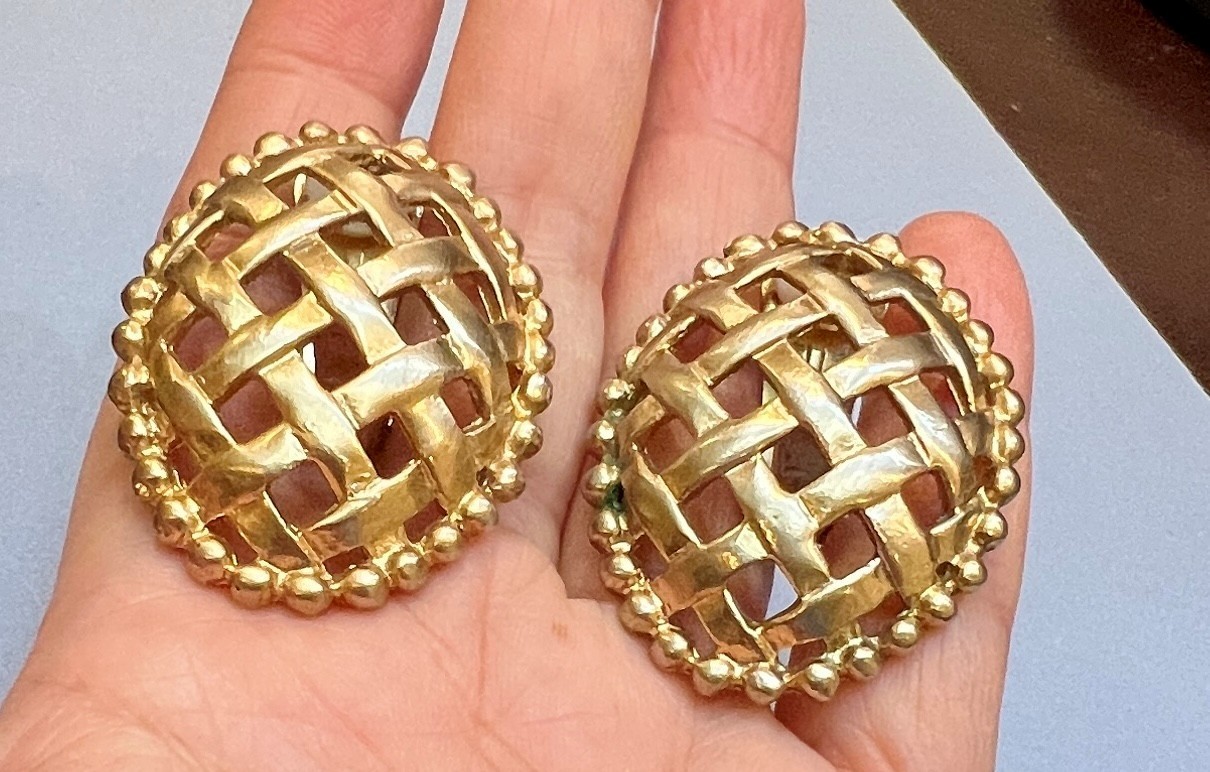 Large (1-3/4″ ) 80s VTG Basket Weave Gold Tone Clip Earrings Statement Runway