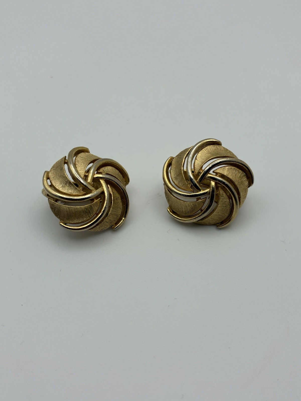 Crown Trifari Round Gold Tone Swirl/Flower Clip On Earrings Vintage