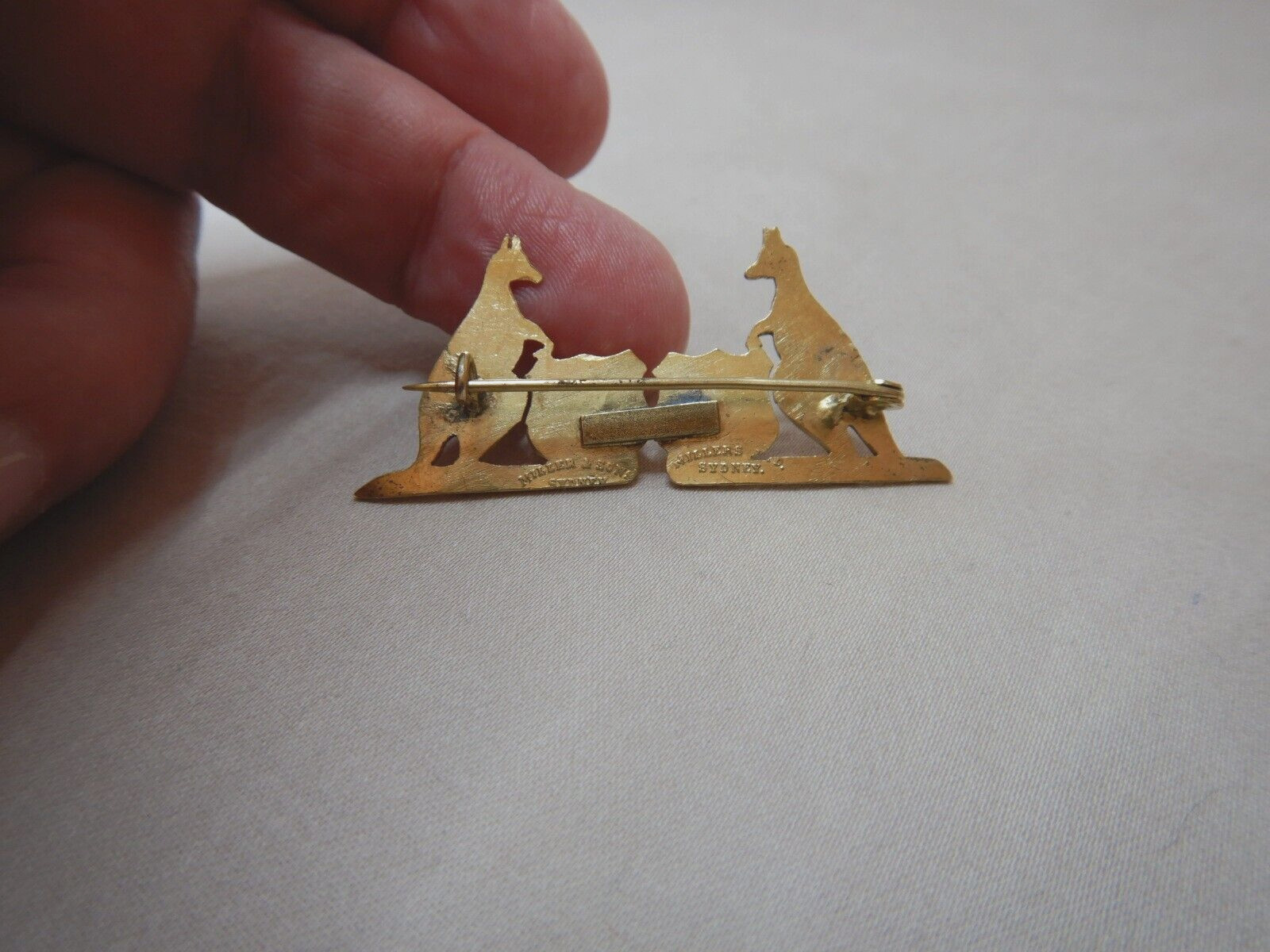EARLY VINTAGE AUSTRALIAN GILDED DOUBLE KANGAROO BROOCH BY MILLERS SYDNEY 3725