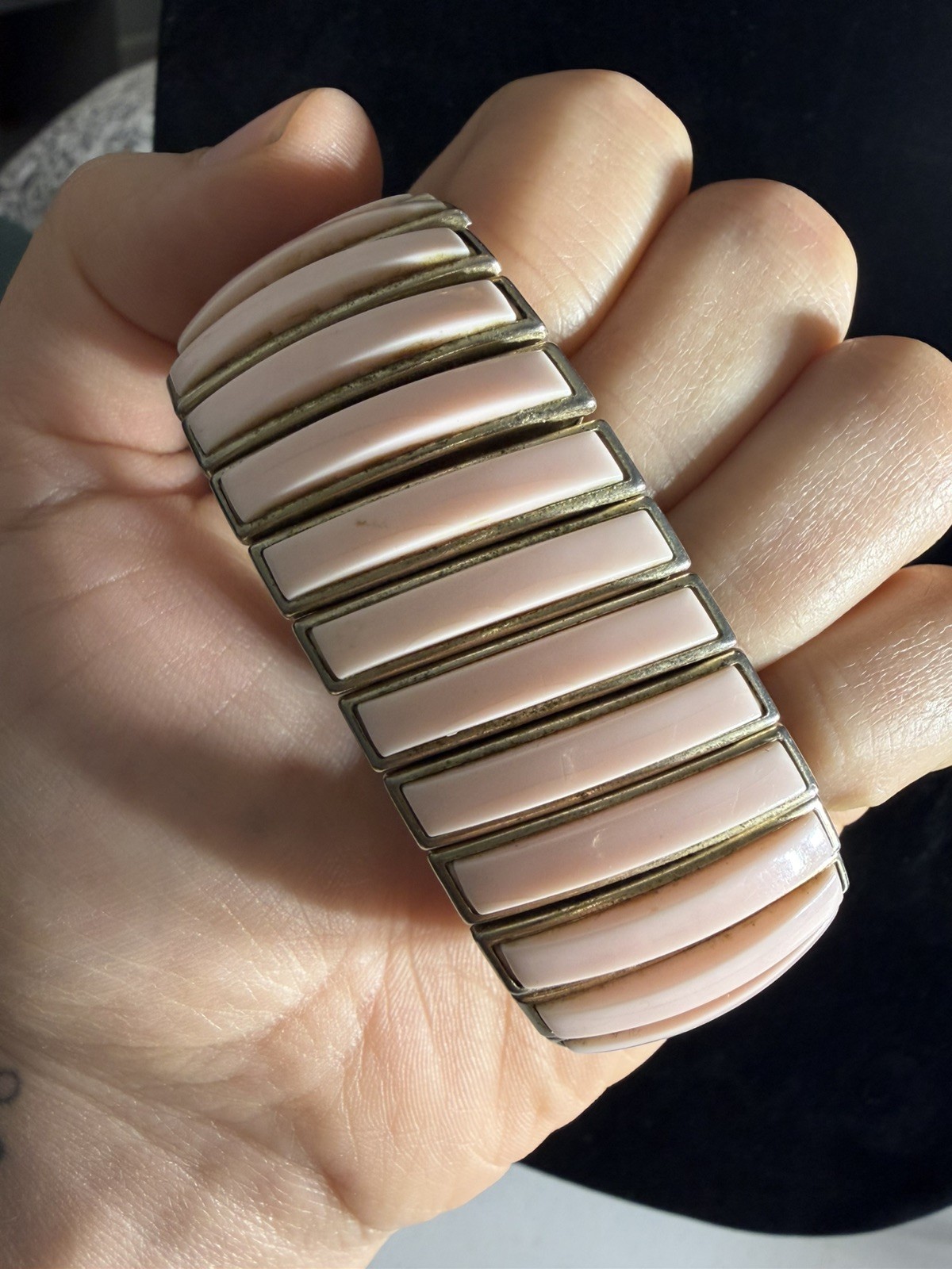 Vintage Gold Tone 1950’s Expansion Thermoset Plastic Pink Bracelet One Size