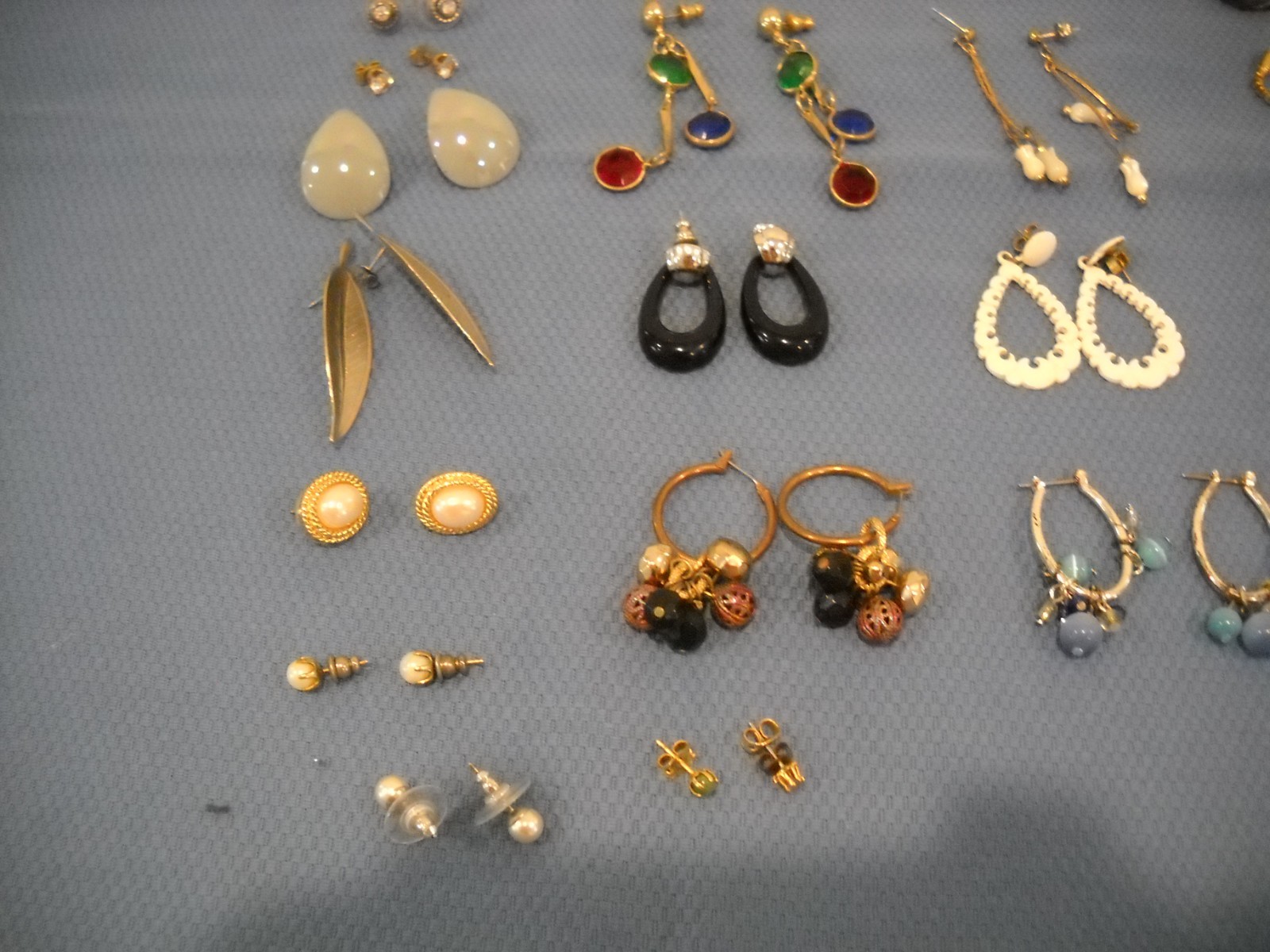 LOT OF 35 SETS OF VINTAGE FASHION EARRINGS