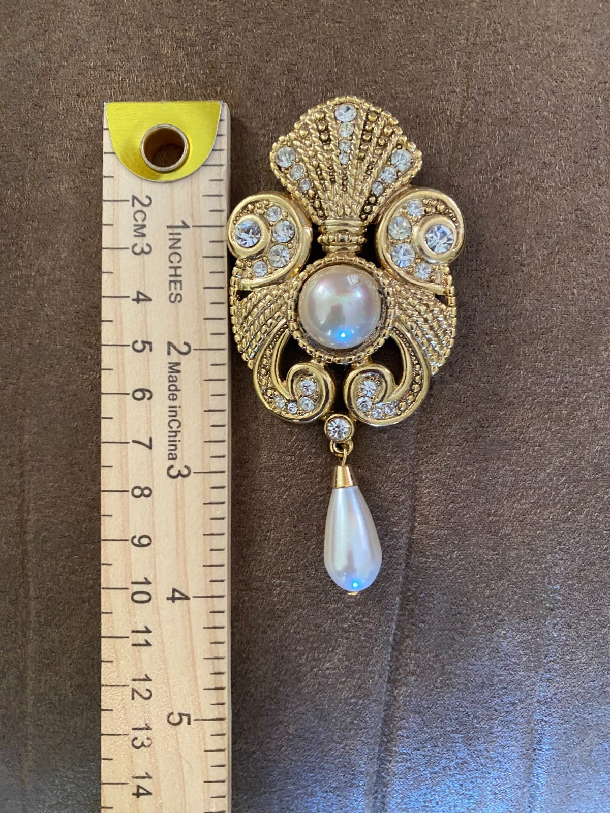 Jeff Lieb Gold Tone Faux Pearl & Clear Rhinestone Brooch Signed 4×2″