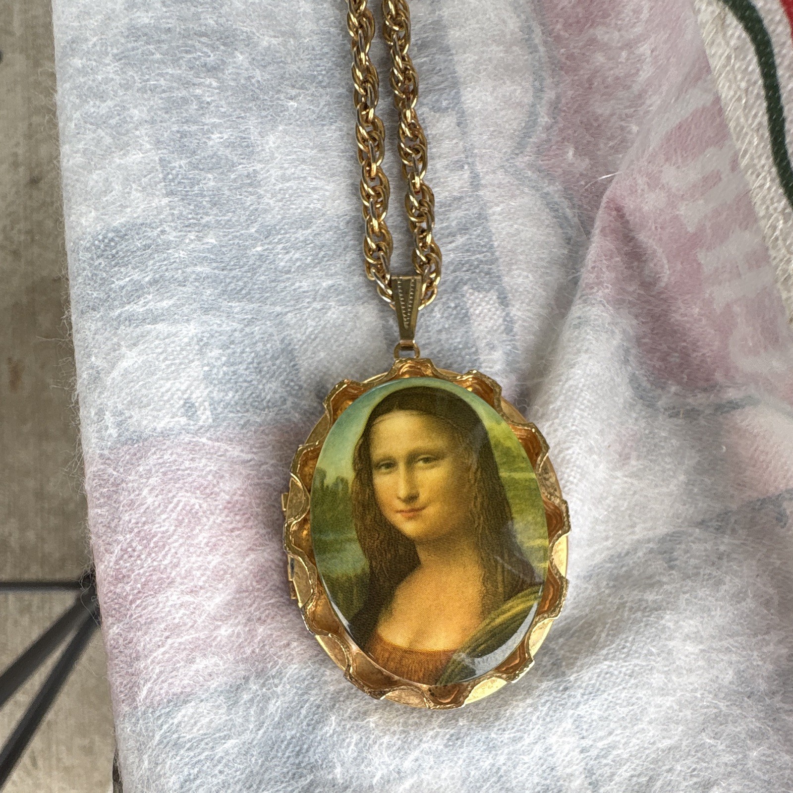 Gold Tone Rope Chain Necklace with Oval Pendant, Unisex Adults, No Stone