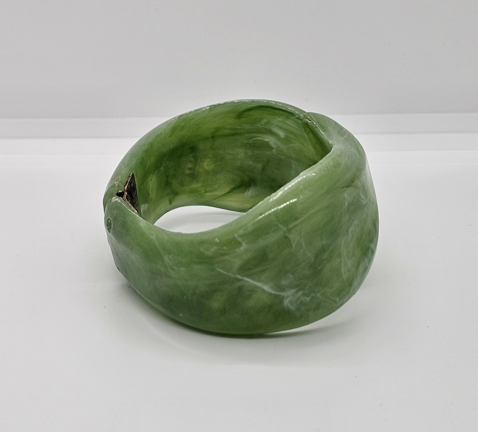 Vintage 1960 MCM Green Marbled Twist Lucite Clamper Bangle Bracelet 7″ Hong Kong
