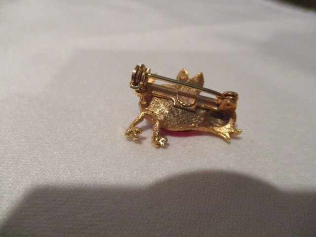 VINTAGE Jelly Belly Textured Goldtone Baby Chick/Bird 1″ L w/Red Cabochon Belly
