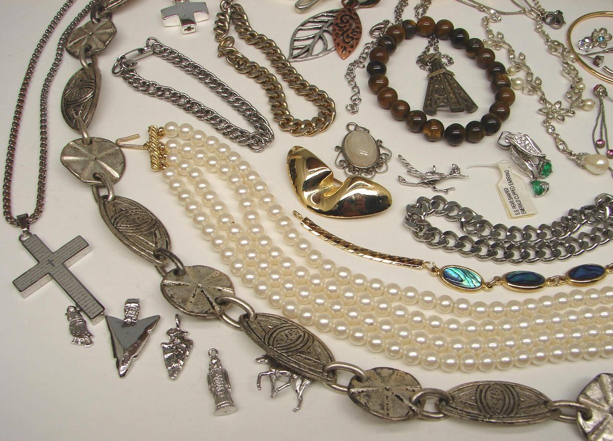 Vintage COSTUME JEWELRY LOT Wearable Necklaces Bracelets Brooches Rings Earrings