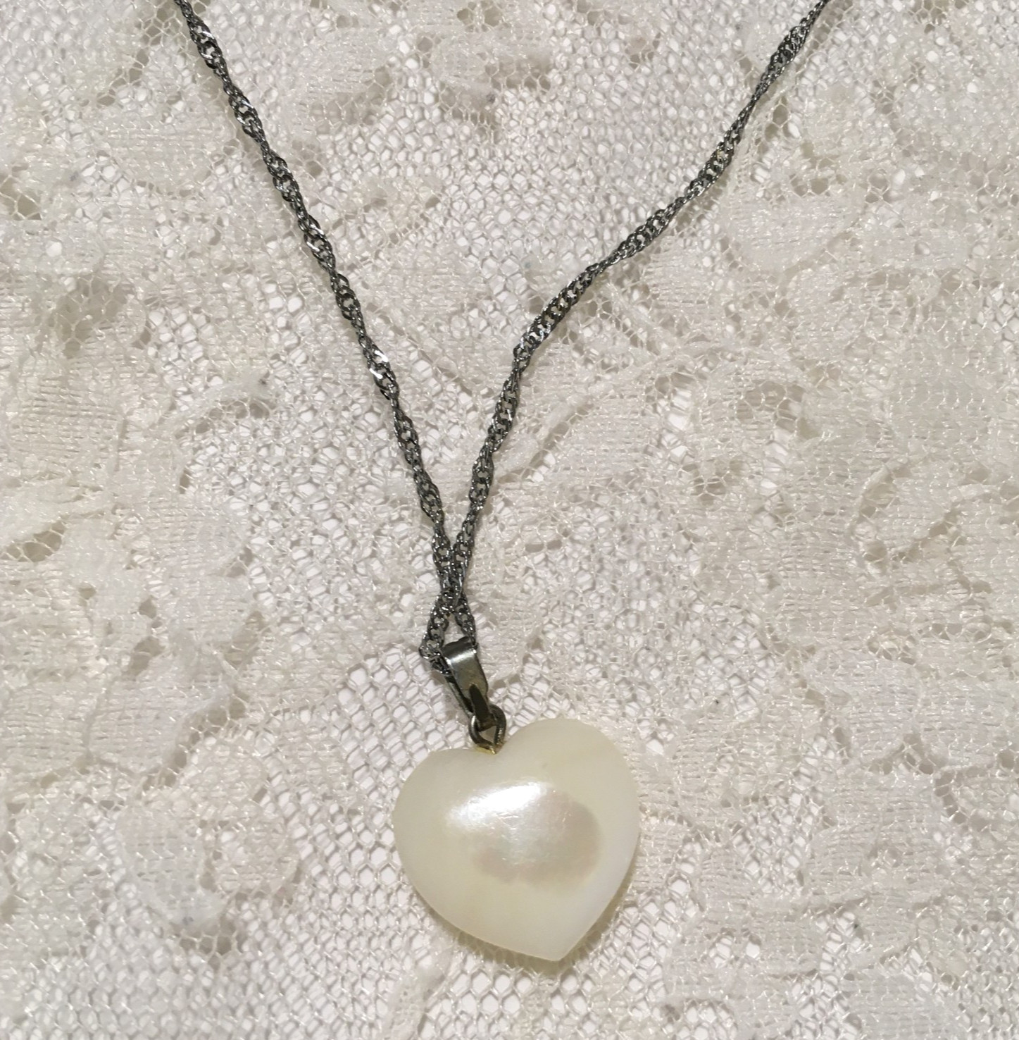 Vintage Heart Mother of Pearl Necklace Shell Pendant Silver Tone Chain