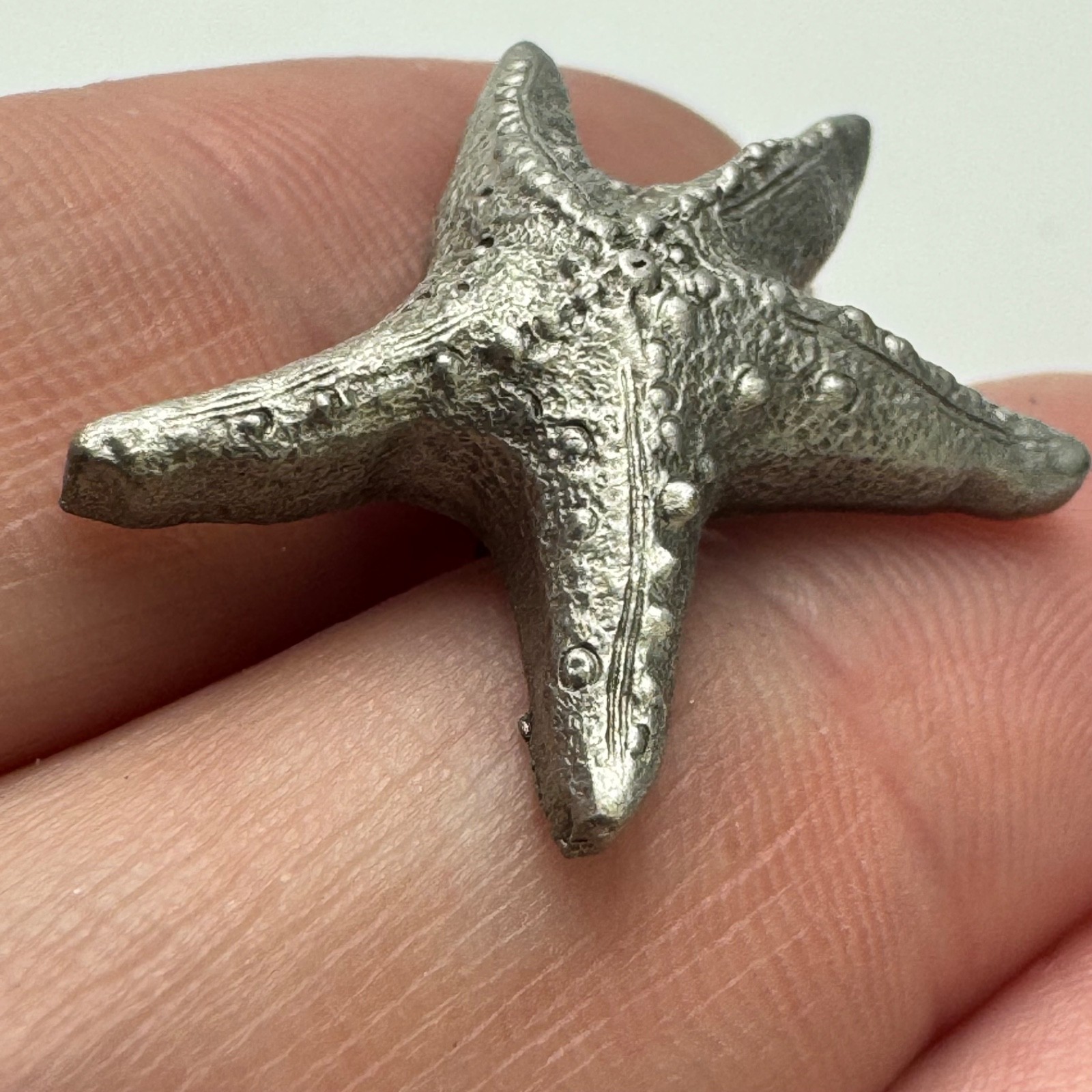Vintage Pewter Starfish Sea Life Ocean Beach Textured Lapel Pin Tie Tack Silver