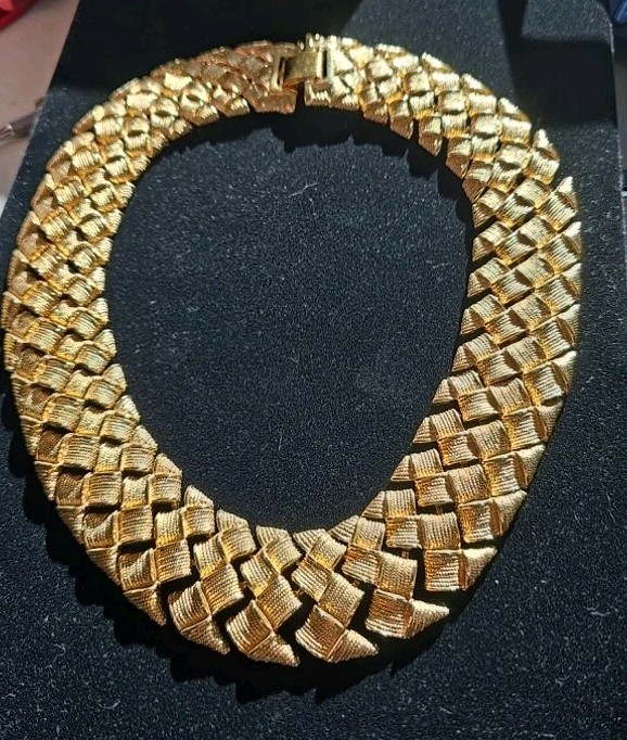 Vtg NAPIER 1¼” Wide Flat Link Collar- Choker Necklace Gold Tone Woven Texture