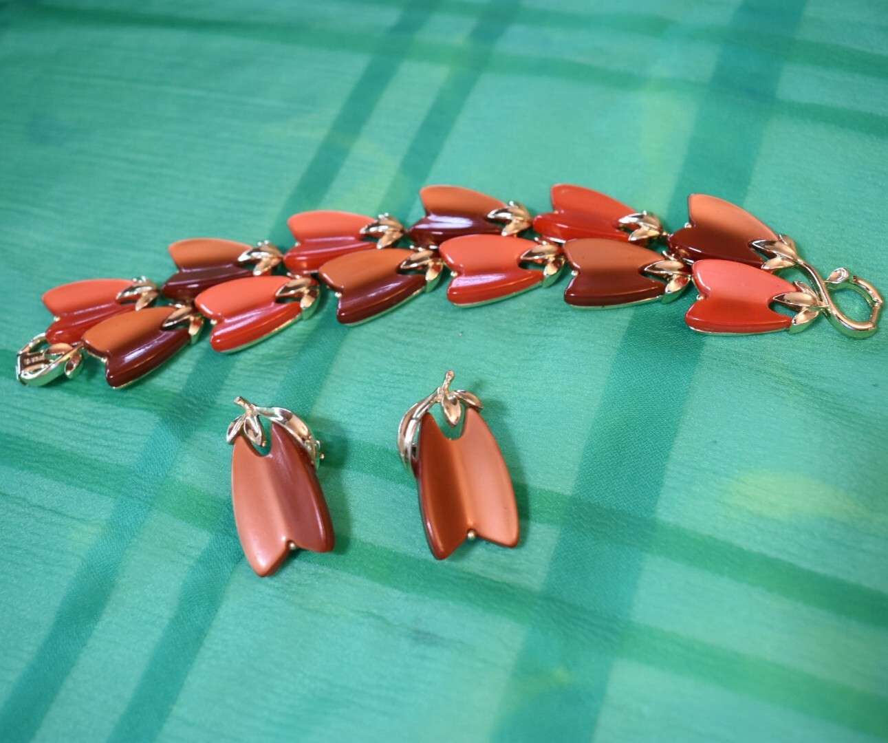 VTG. Lisner Red Thermoset Bracelet And Clip on Earrings Set