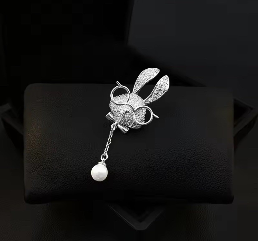 Sterling Silver Intellectual Bunny Rabbit Brooch With 8-9 mm Pearl Drop