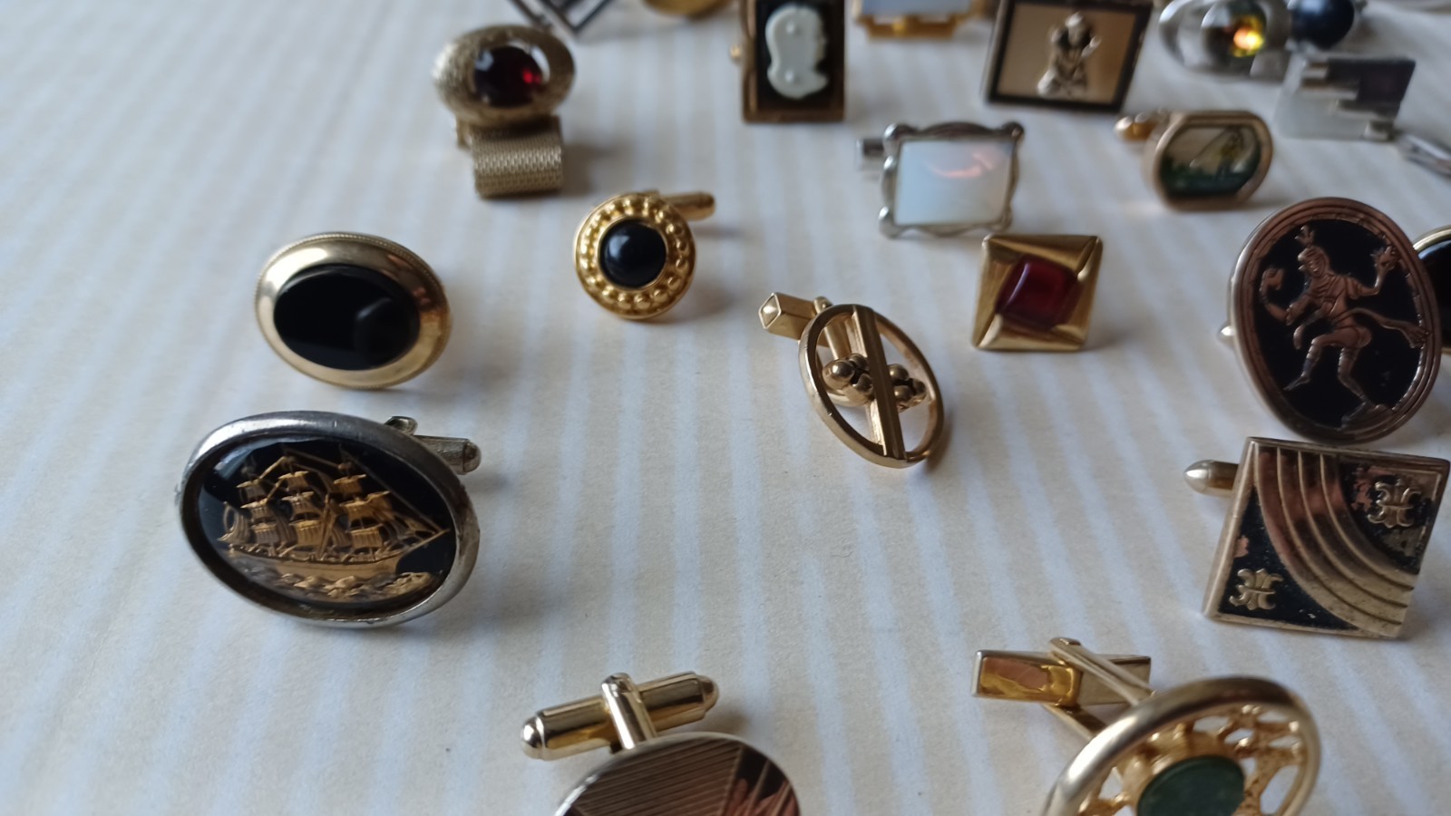 Lot 160 VTG Single Cufflinks Mixed Styles Tones Repurpose Jewelry Some Wear