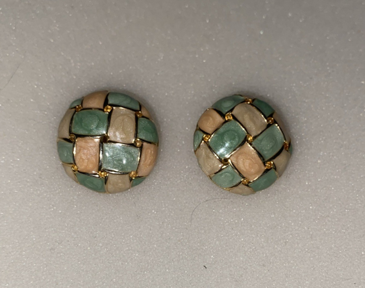 Vintage Button Earrings Pastel Pink & Green Gold Tone Woven Pattern Clip On E23