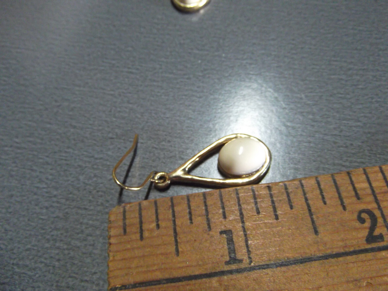 1 Pair Old 1″in Metal Gold Tone Tear Drop w/White Acrylic Stone Short Dangler