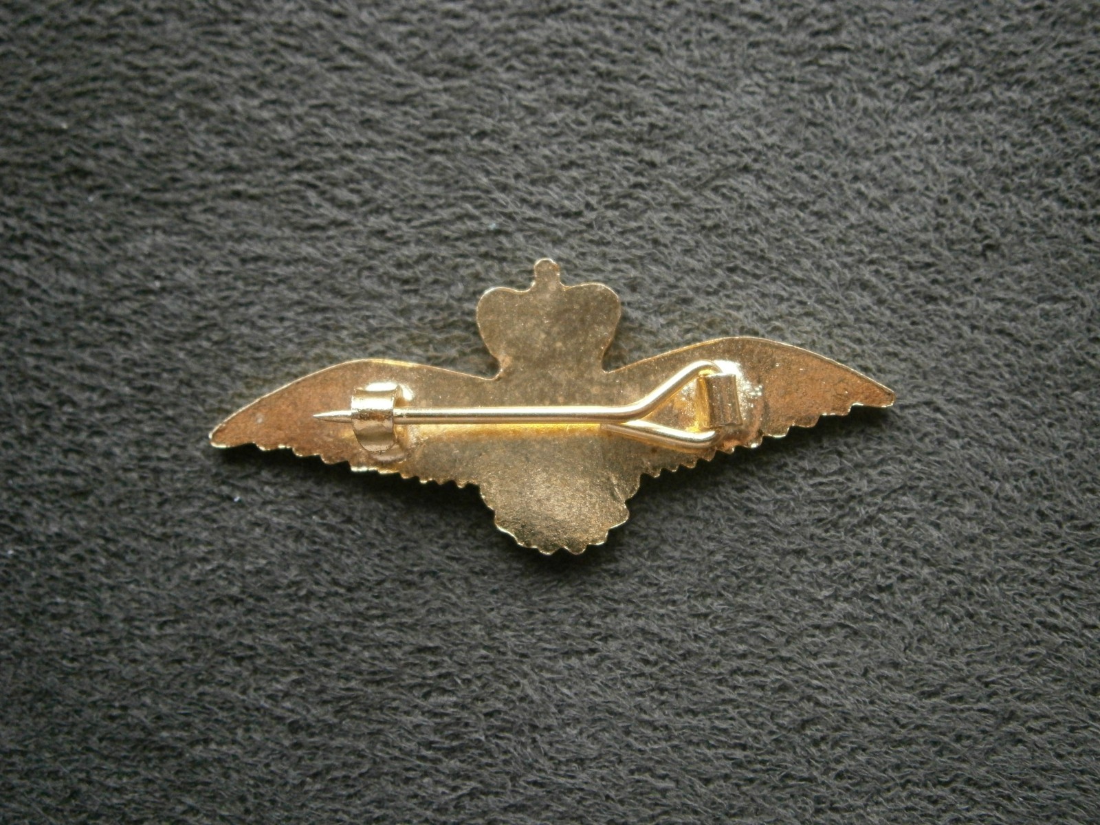 Royal Air Force RAF Vintage Goldtone & Enamel Pin Badge Brooch 3.3g