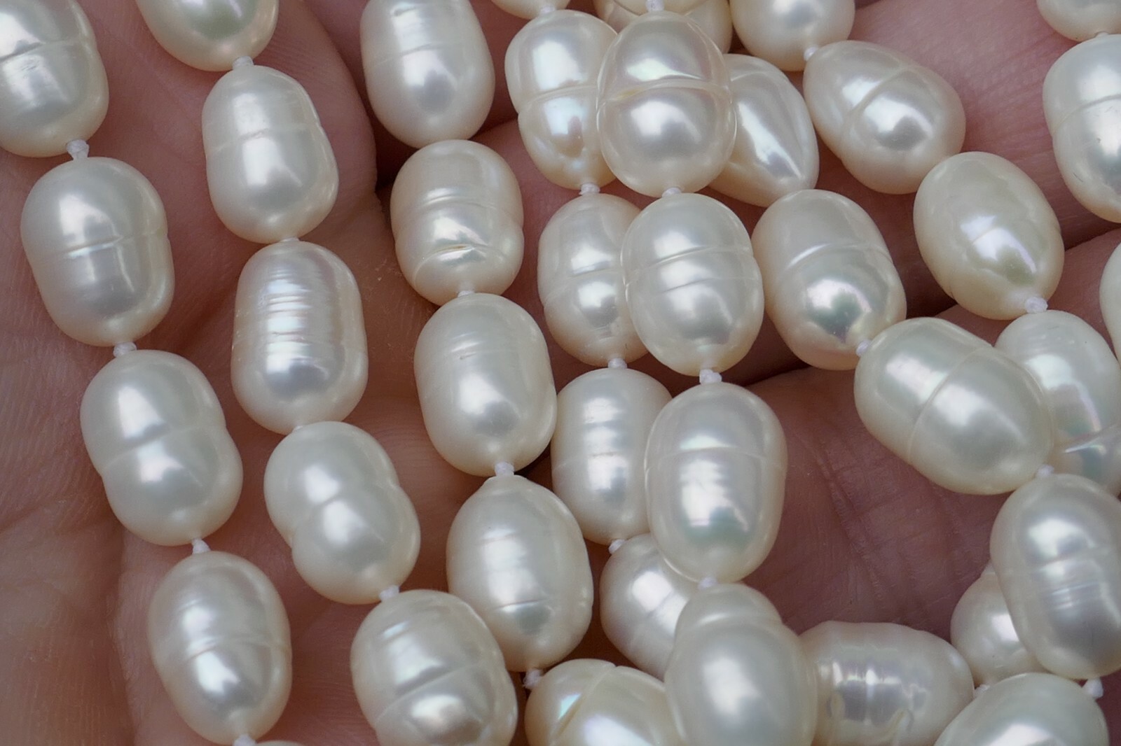 Vintage 6.4 mm x 10.6 mm White Circle Pearl Necklace – 33″ Long