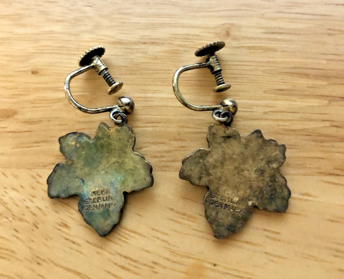 VTG. MEKA DENMARK STERLING SCREWBACK EARRINGS GREEN MAPLE LEAF .75″