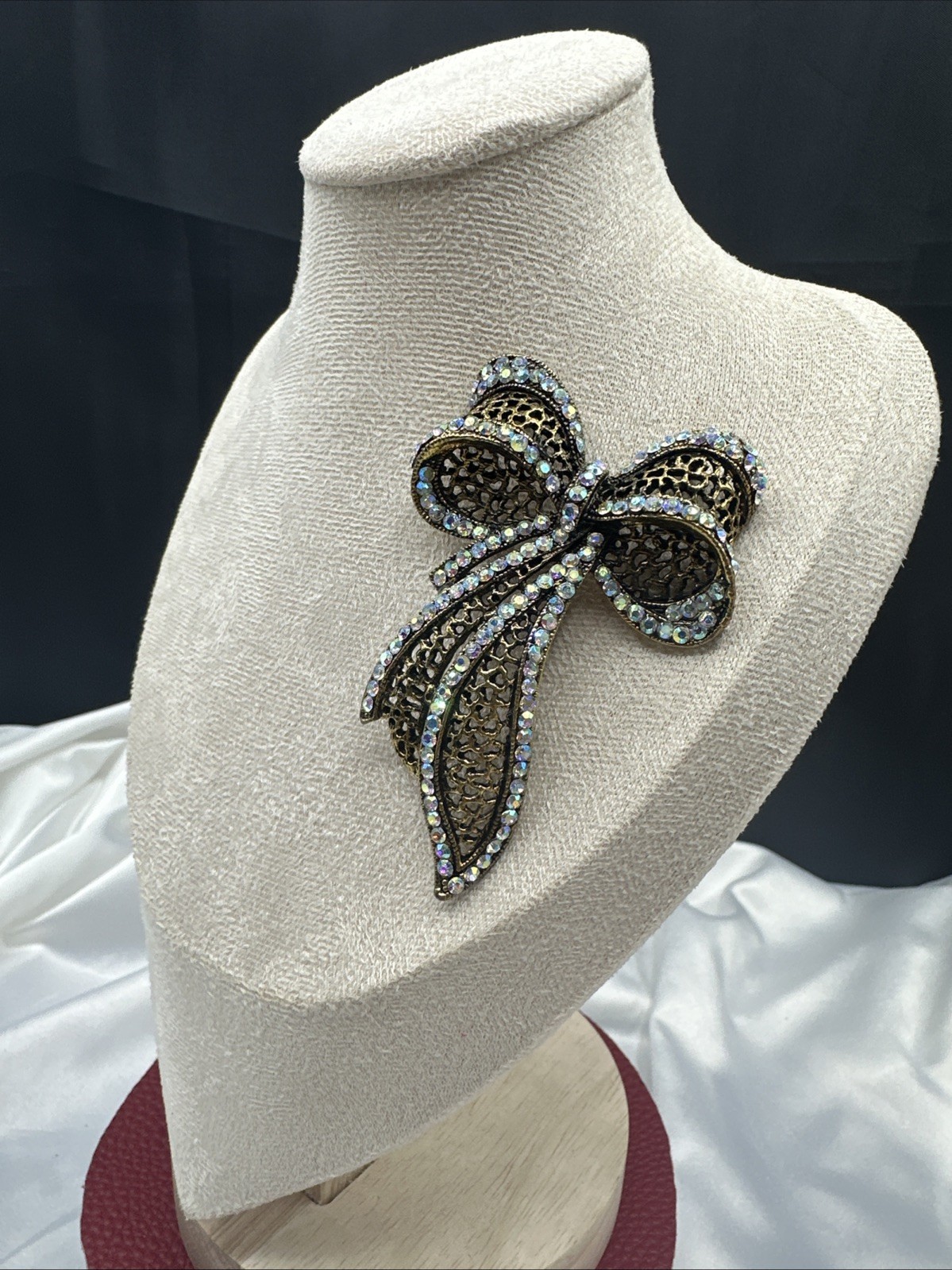 Antique Gold Filigree Bow Ribbon Brooch. See pics.