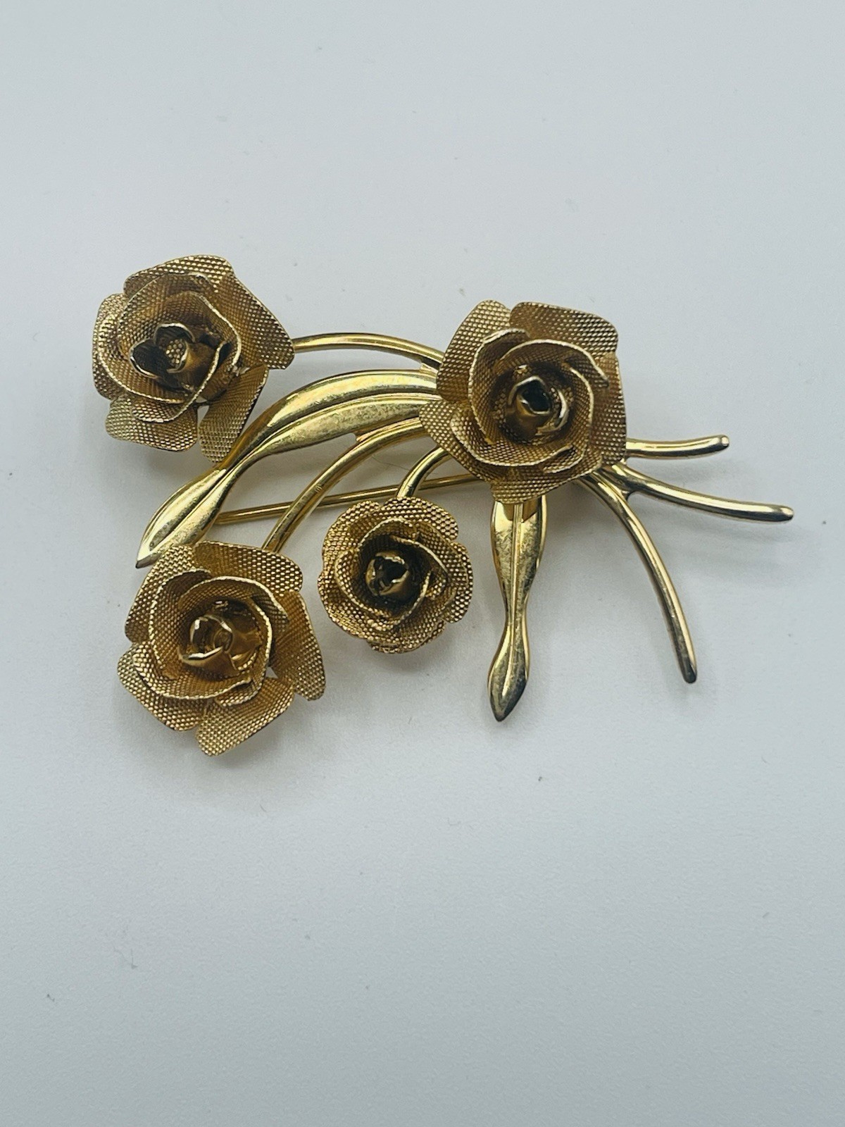 Vtg Unsigned Gold Tone plated? Brooch With 4 Roses in a Bouquet Style Setting.