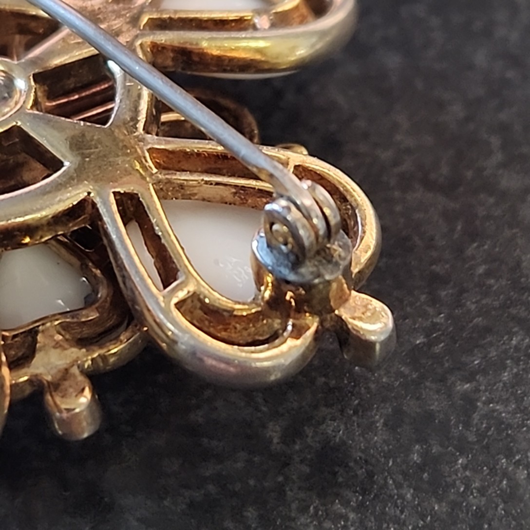 Vintage Mazer Bros Flower Brooch White Glass Molded Gold Tone 1 5/8″