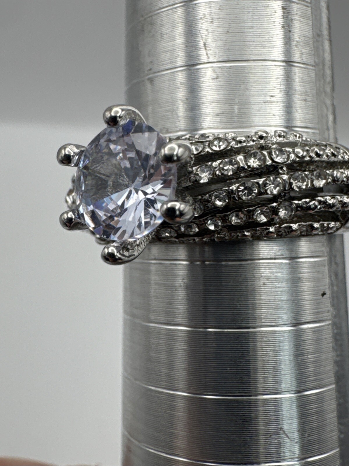 Jw1 Large Solitaire Gem With Smaller Gems Costume Fashion Ring Size 8.5 d47