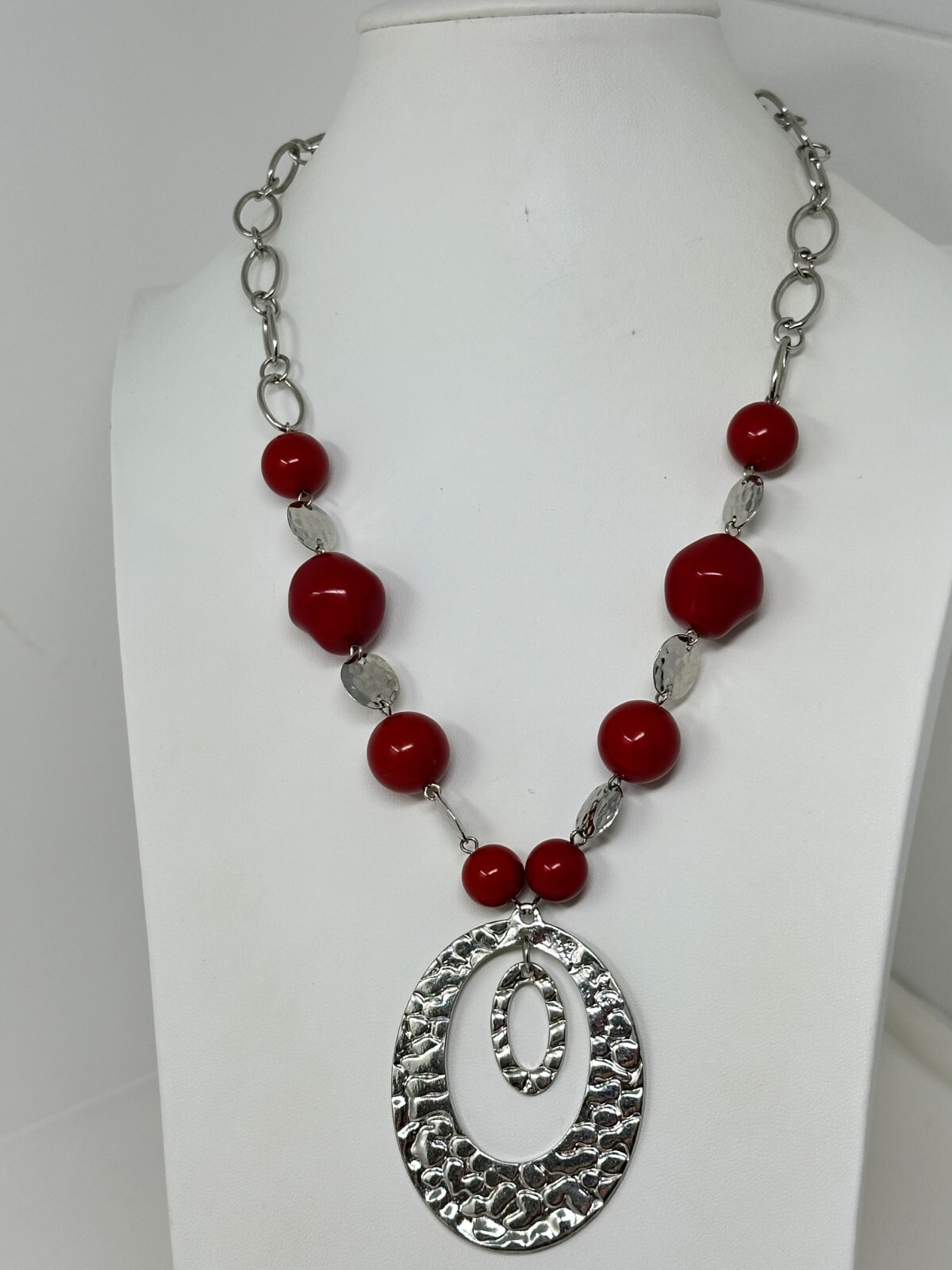 Beautiful Silvertone Hammered Texture Red Plastic Lucite Bead 19-22″ Necklace