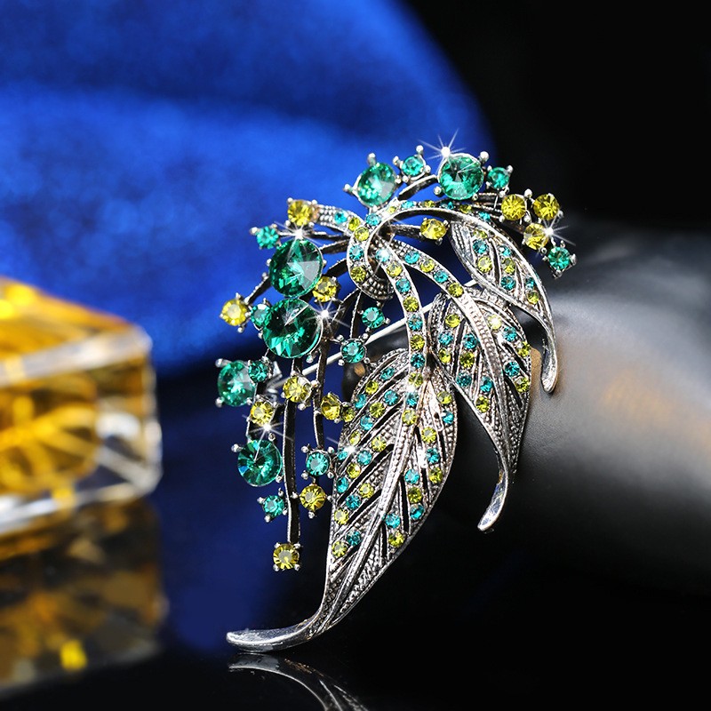 Vintage Luxury Hollow-Out Leaf Brooch Rhinestone Alloy Corsage Pin for Women