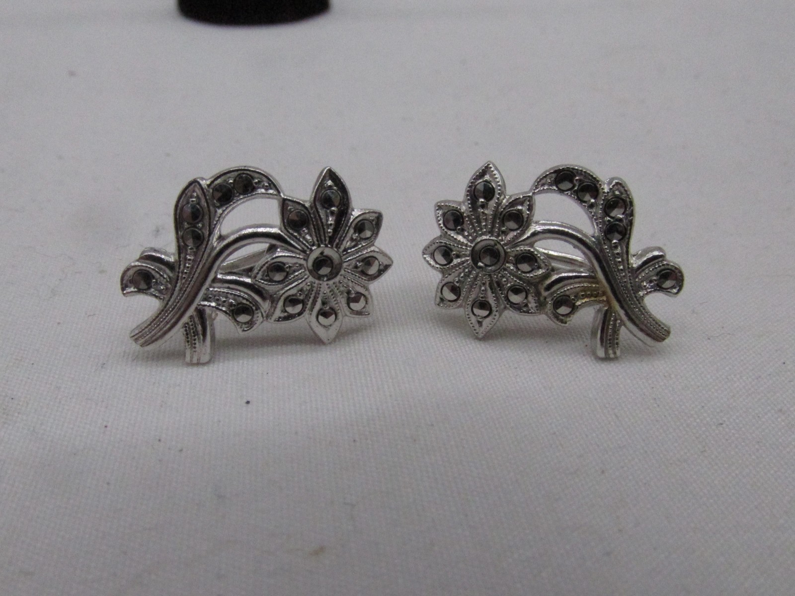 Vintage Sterling Silver & Marcasite Flower Shaped Screw Back Earrings .75″ #221