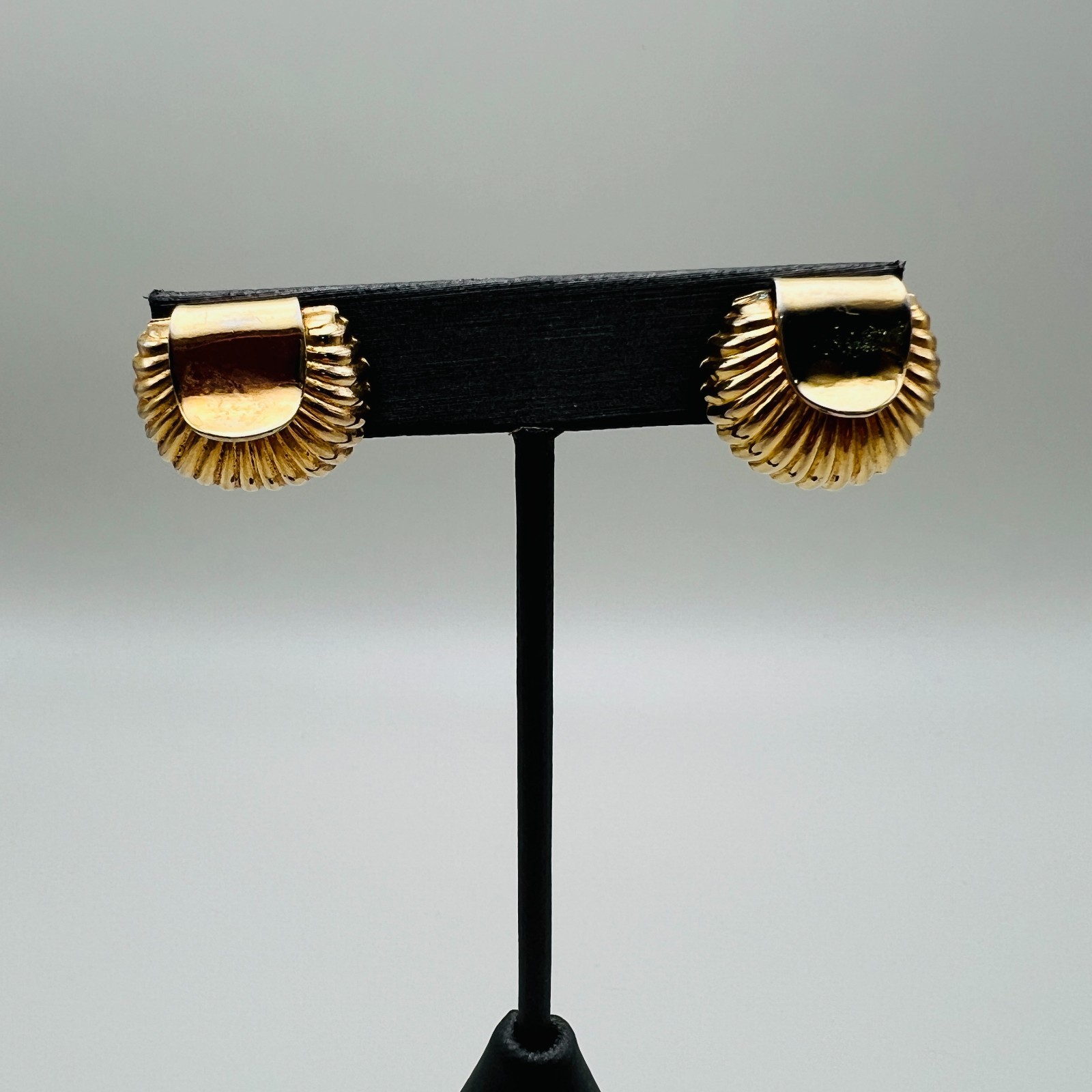 Shell Earrings Gold Tone Ribbed Fan Screw Back Vintage Classic Style